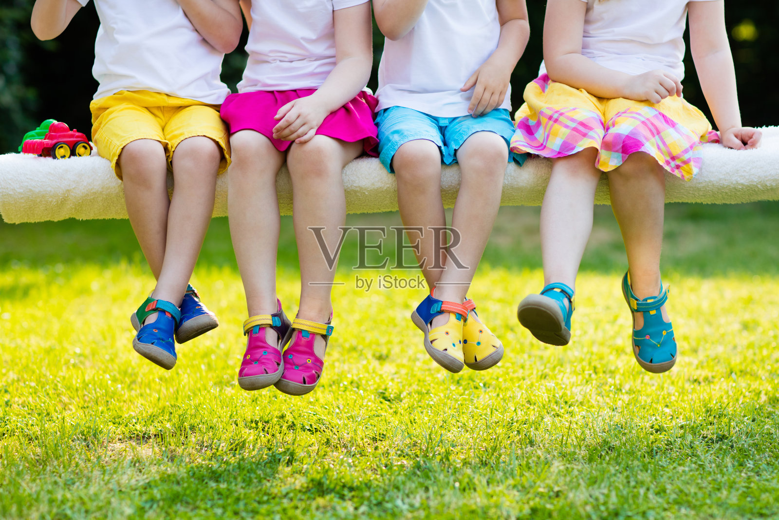 孩子们穿着五颜六色的鞋子。孩子们的鞋子照片摄影图片