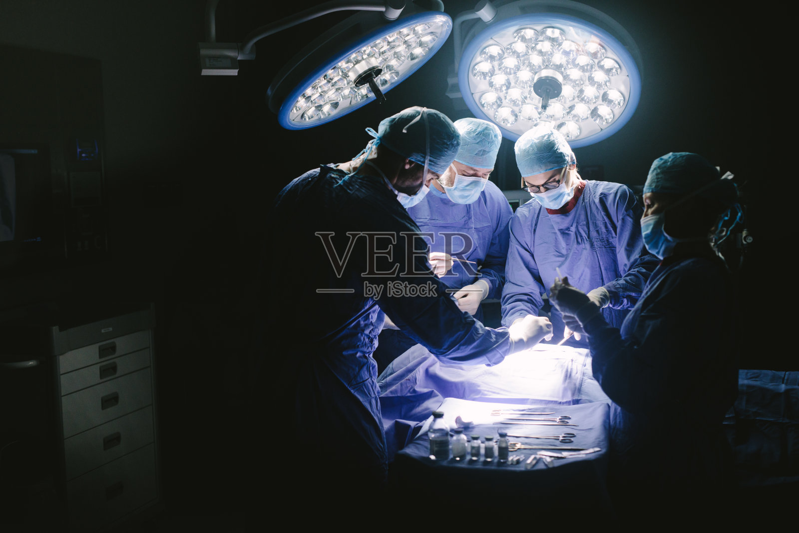 外科医生在手术室中进行外科手术的外科医生照片摄影图片