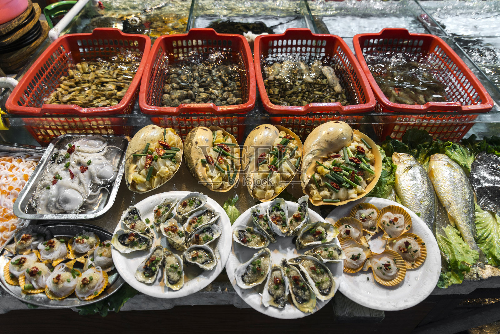 在中国厦门街头市场展出的混合新鲜海鲜照片摄影图片