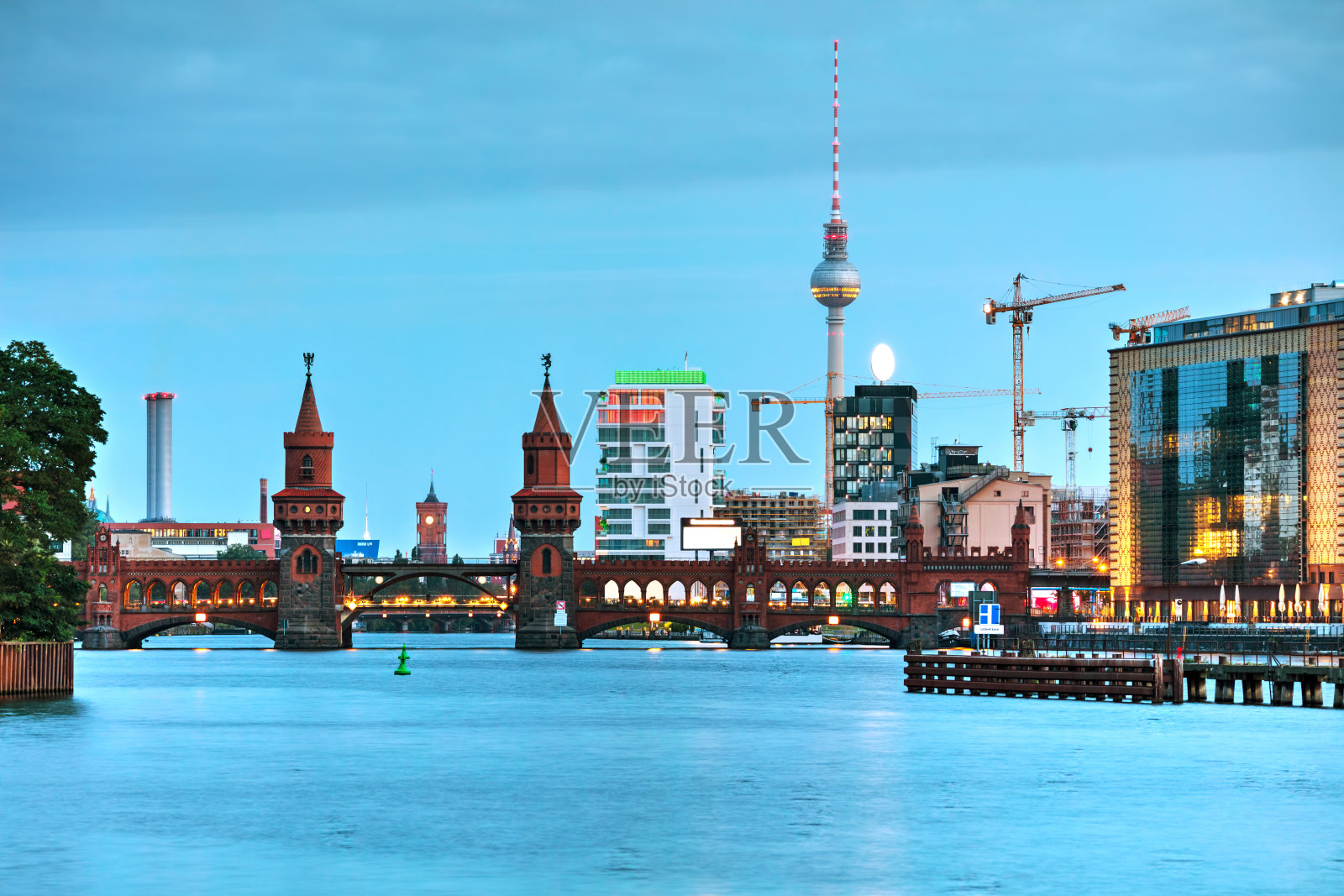 柏林的城市景观与奥伯鲍姆桥照片摄影图片