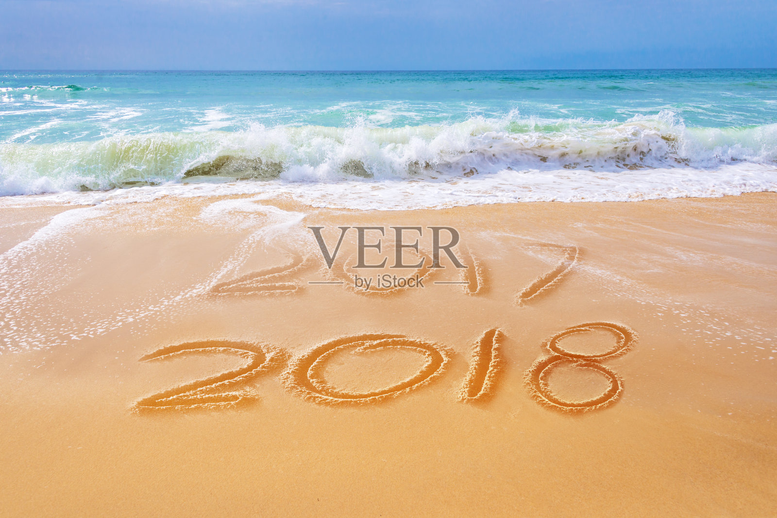 把2018写在沙滩上，旅行2018新年的概念照片摄影图片