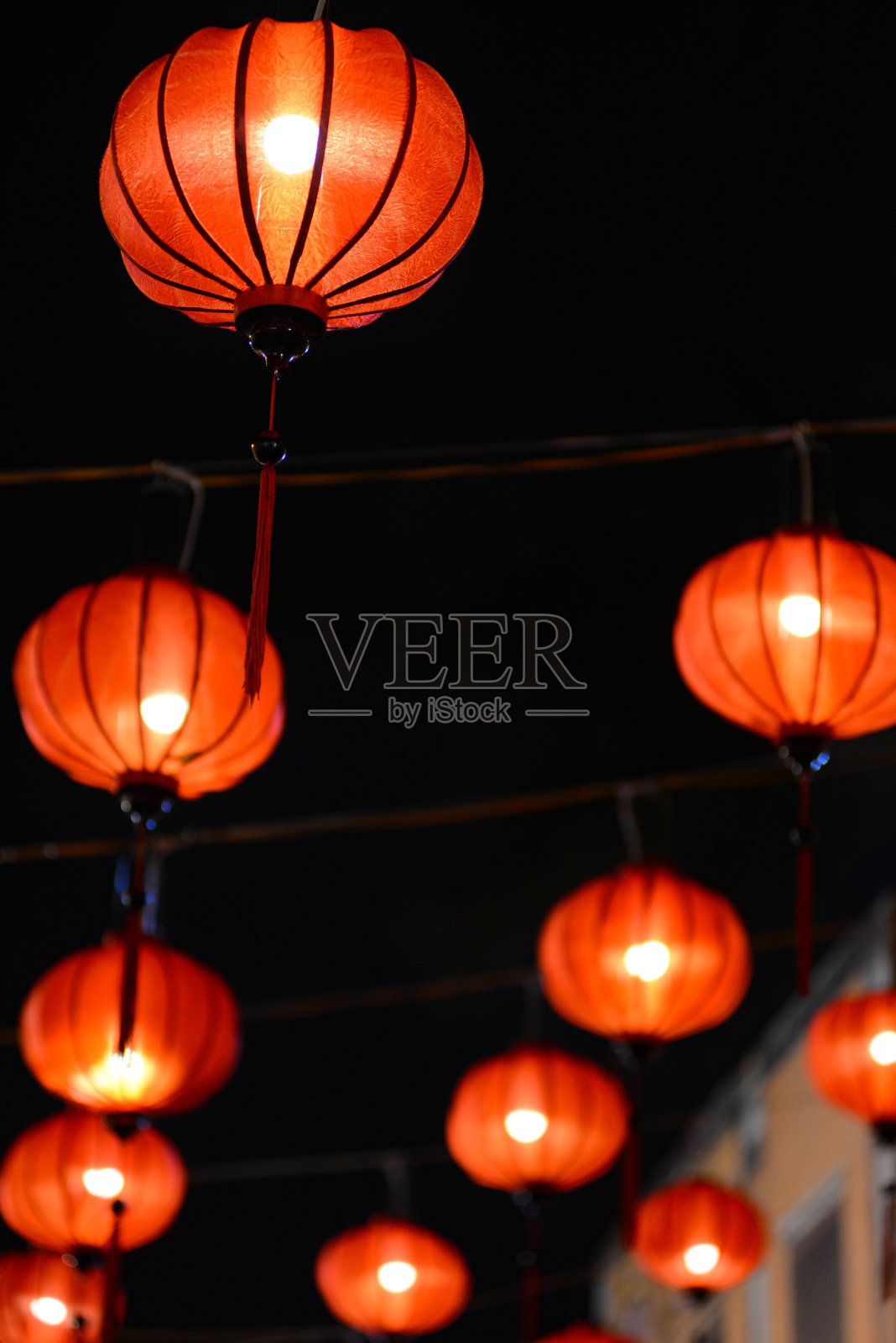 近距离关注中秋节的黄色灯笼。越南西贡(西贡)/胡志明市中秋节的灯笼照片摄影图片
