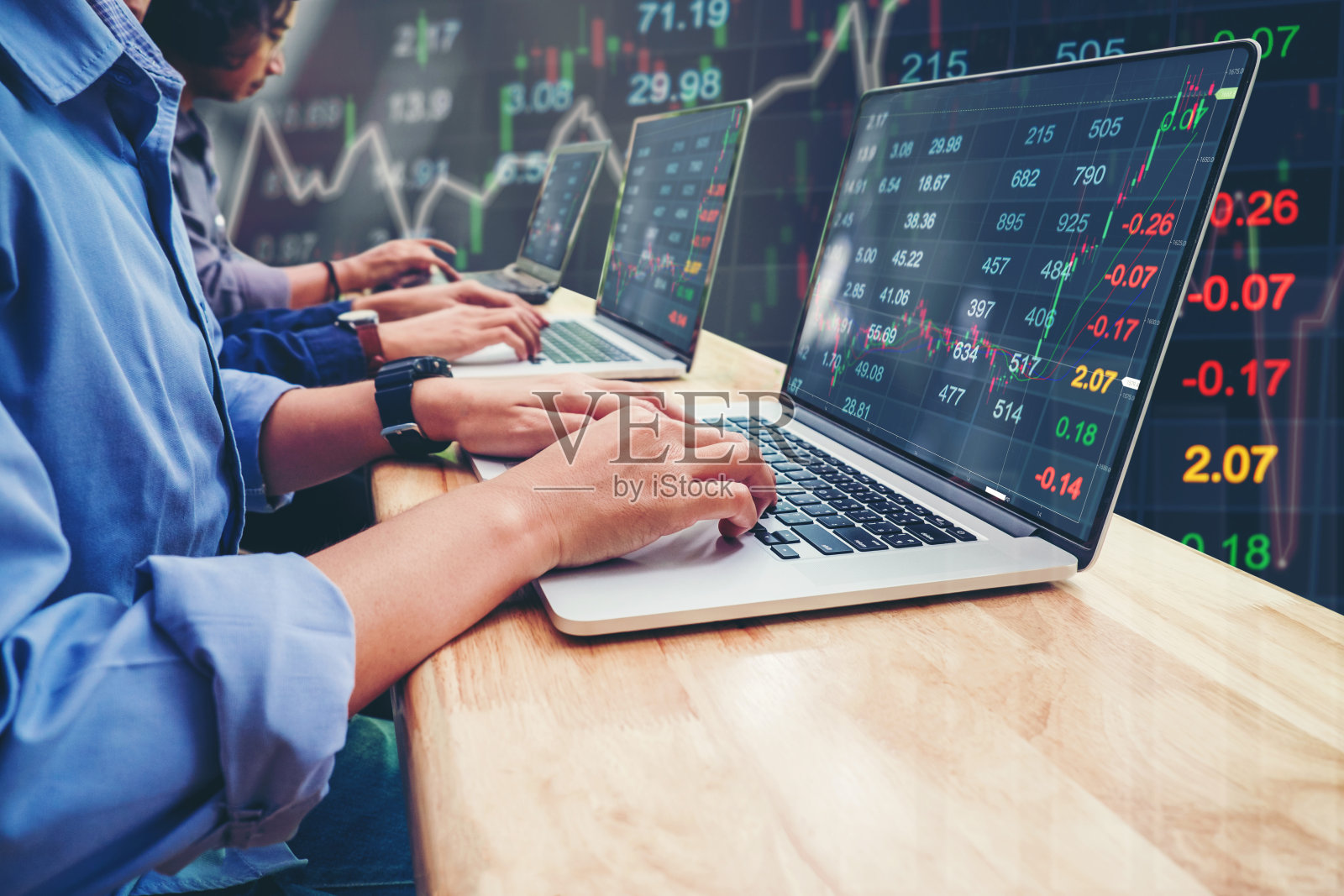 业务团队投资企业家交易工作笔记本电脑股票市场交易信息和交易图表照片摄影图片