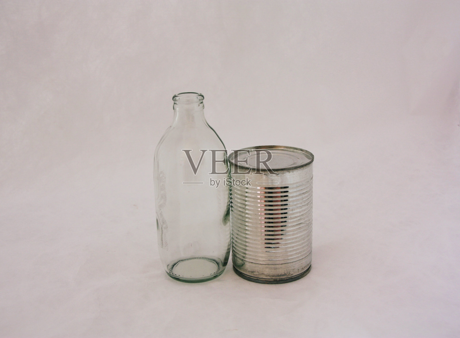 锌罐和透明瓶在白色背景。照片摄影图片