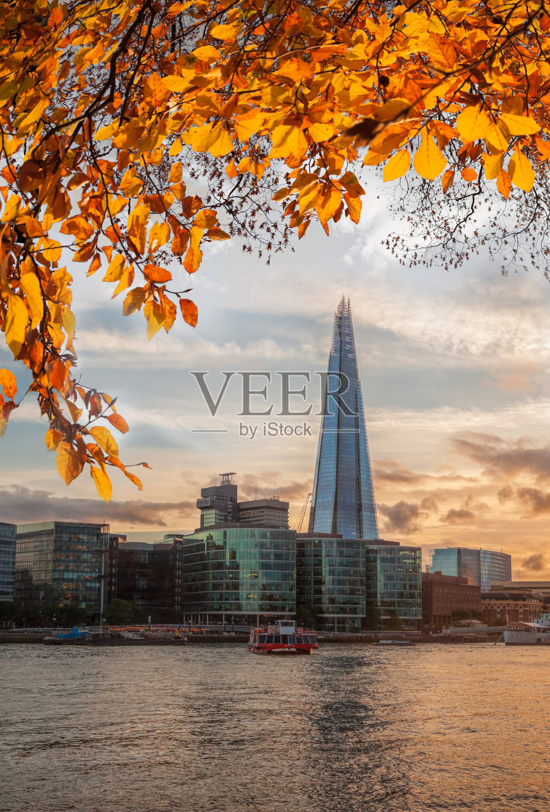 英国伦敦，泰晤士河上的日落与现代摩天大楼照片摄影图片
