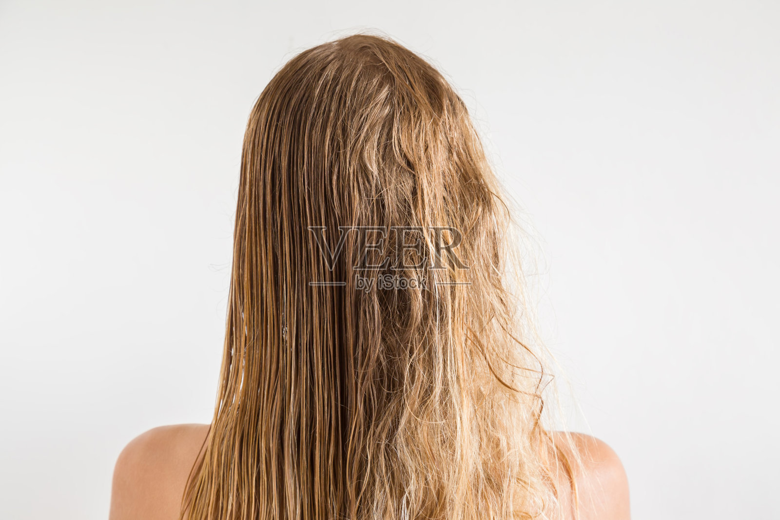 灰色背景中淋浴后的金发湿漉漉的。用梳子梳头前后。关心健康清洁的头发。美容院的概念。照片摄影图片