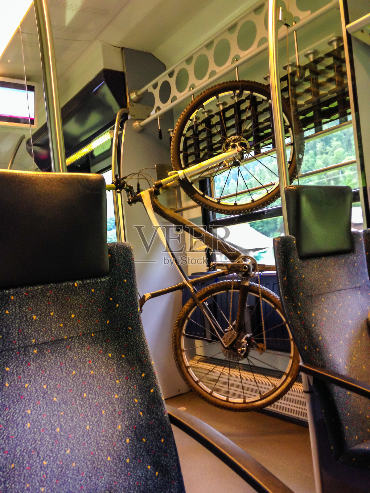 自行车挂在火车的行李架上。为自行车爱好者提供公共交通之外的另一种选择。连接地铁到工作，学校，购物，户外和活动。照片摄影图片