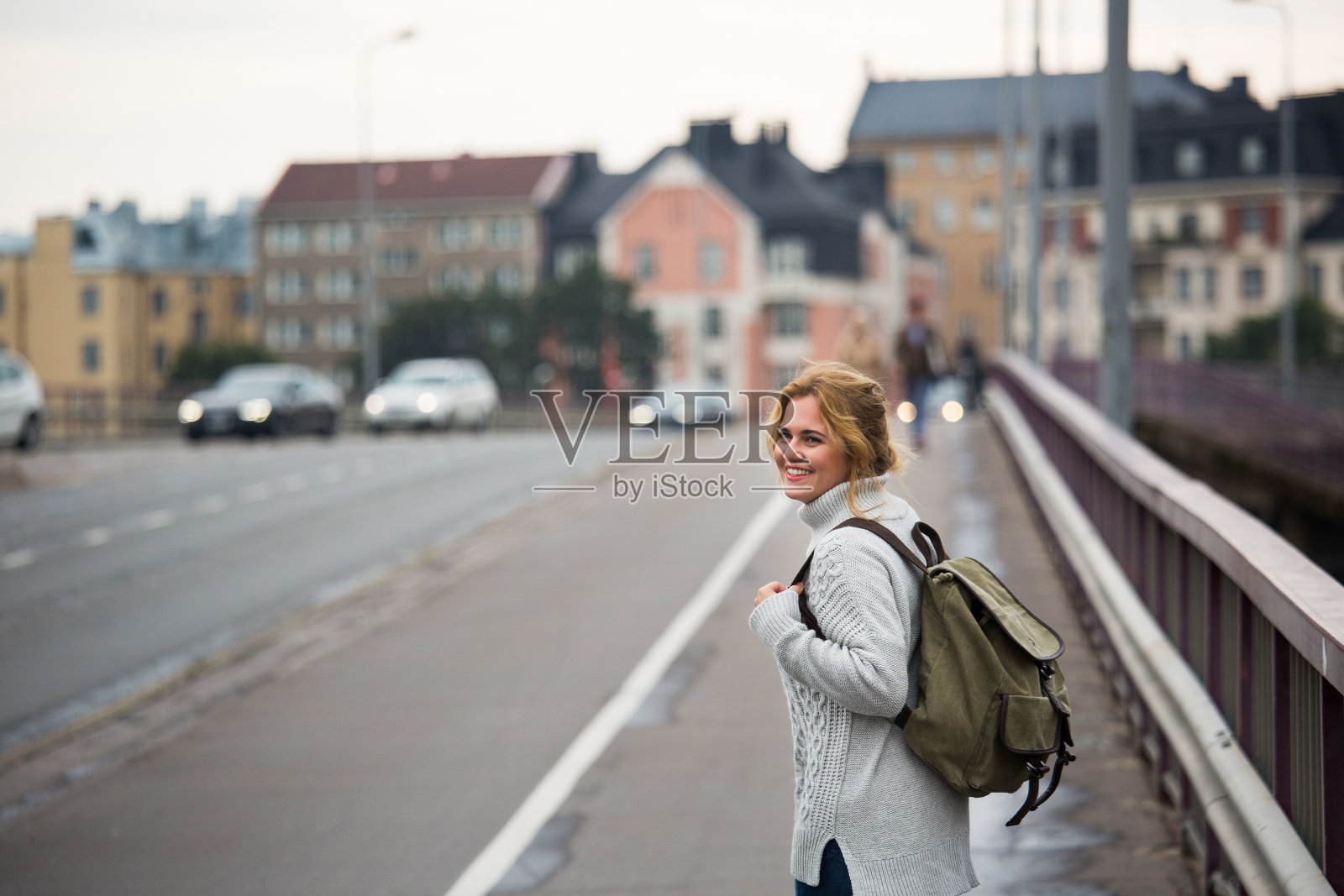 一个背着背包的女人走在街上照片摄影图片