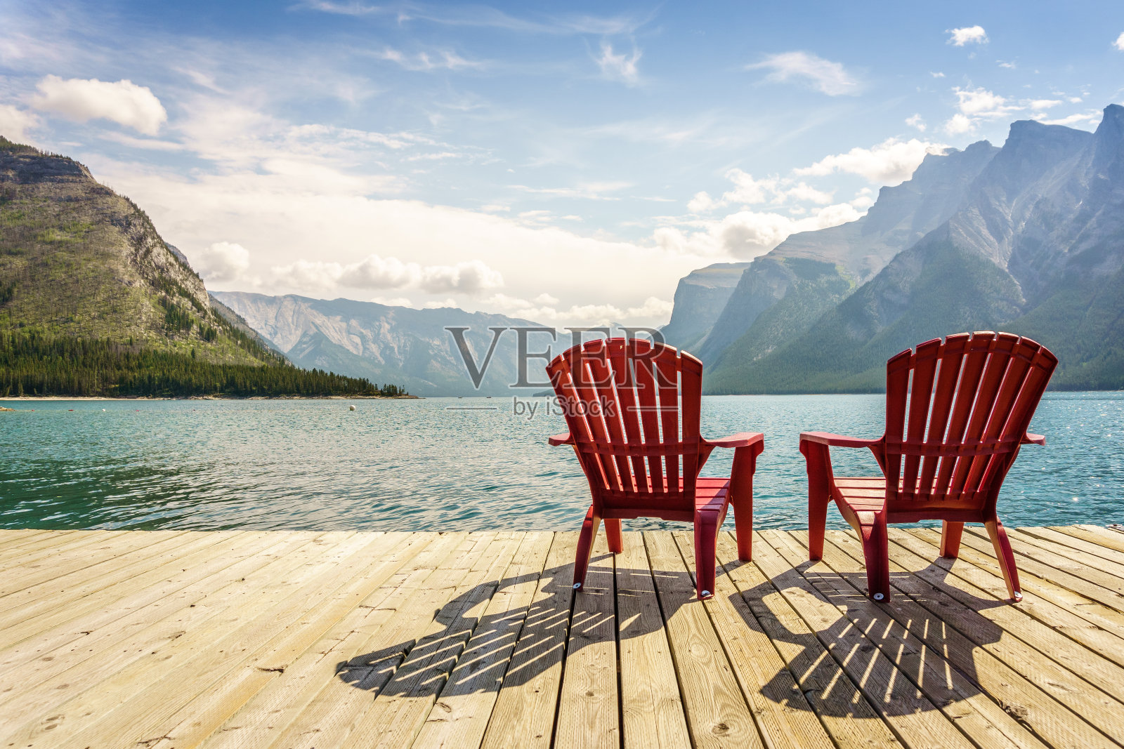 加拿大艾伯塔省明尼旺卡湖旁的码头和椅子照片摄影图片