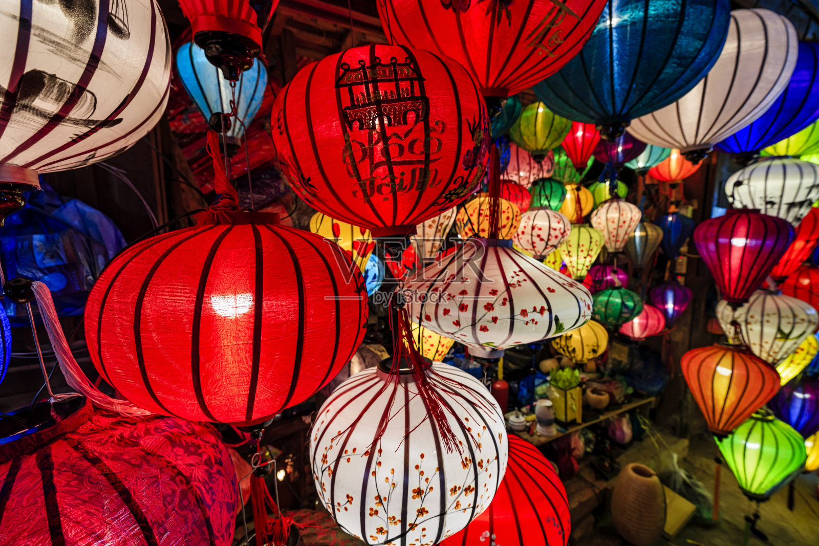 越南会安市的传统丝绸灯笼照片摄影图片