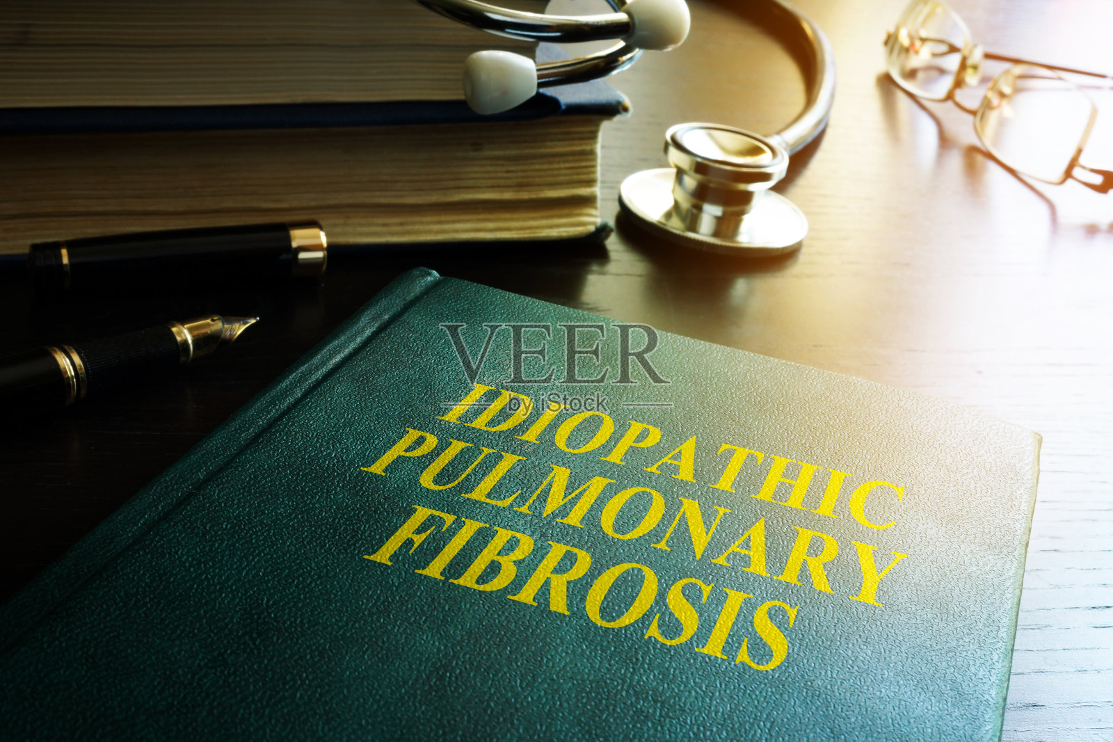医生持有特发性肺纤维化的书IPF。照片摄影图片