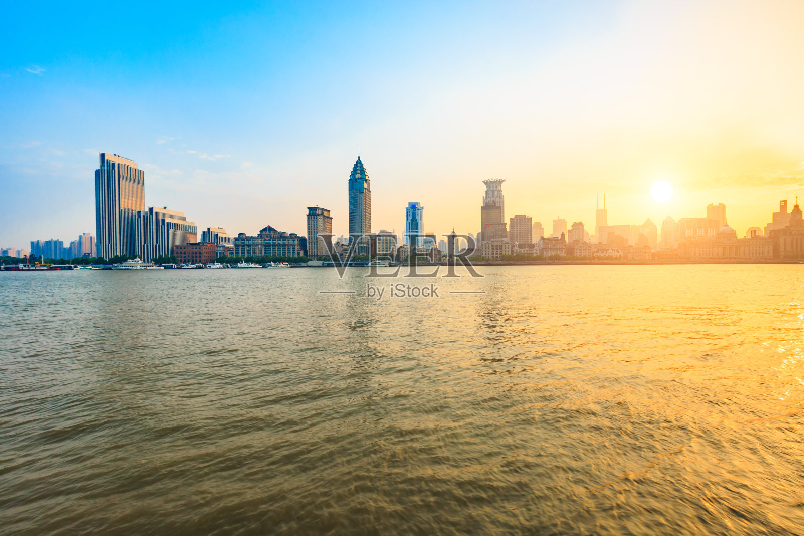 日落时分的黄浦江和上海现代都市风光照片摄影图片