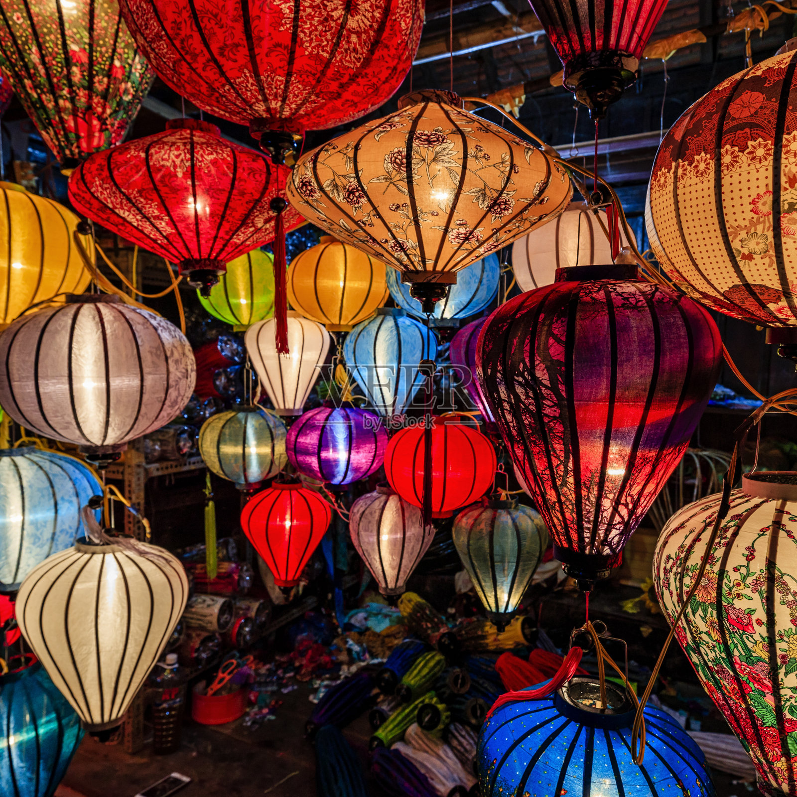 越南会安市的传统丝绸灯笼照片摄影图片