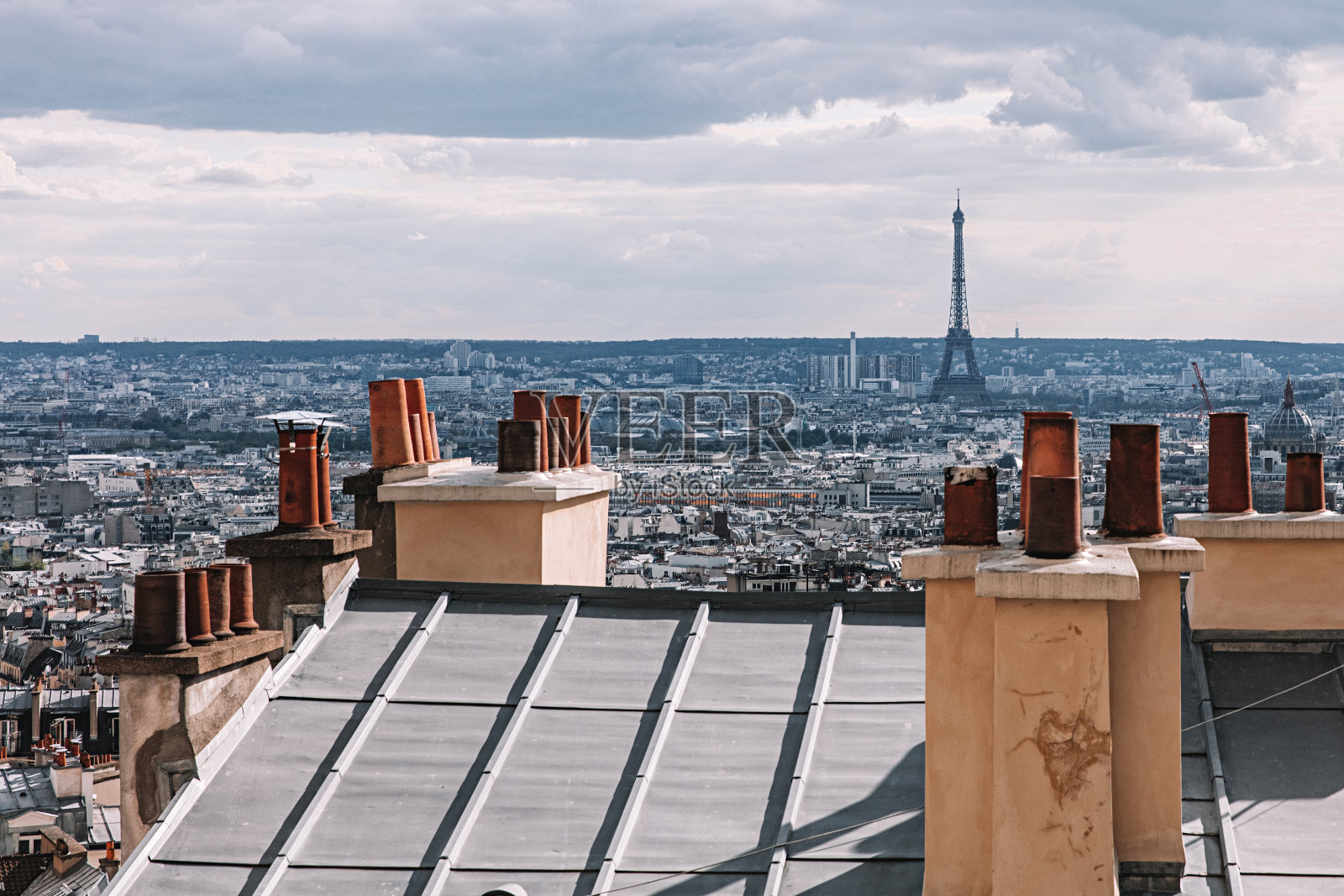 法国巴黎的公寓楼屋顶上有烟囱照片摄影图片