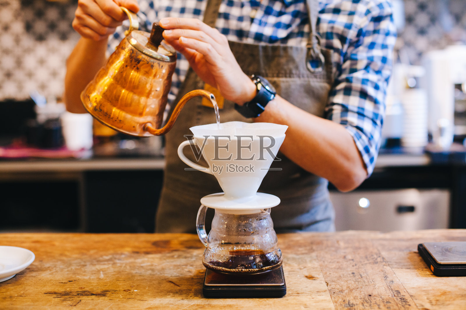 潮人咖啡师制作手滴咖啡照片摄影图片