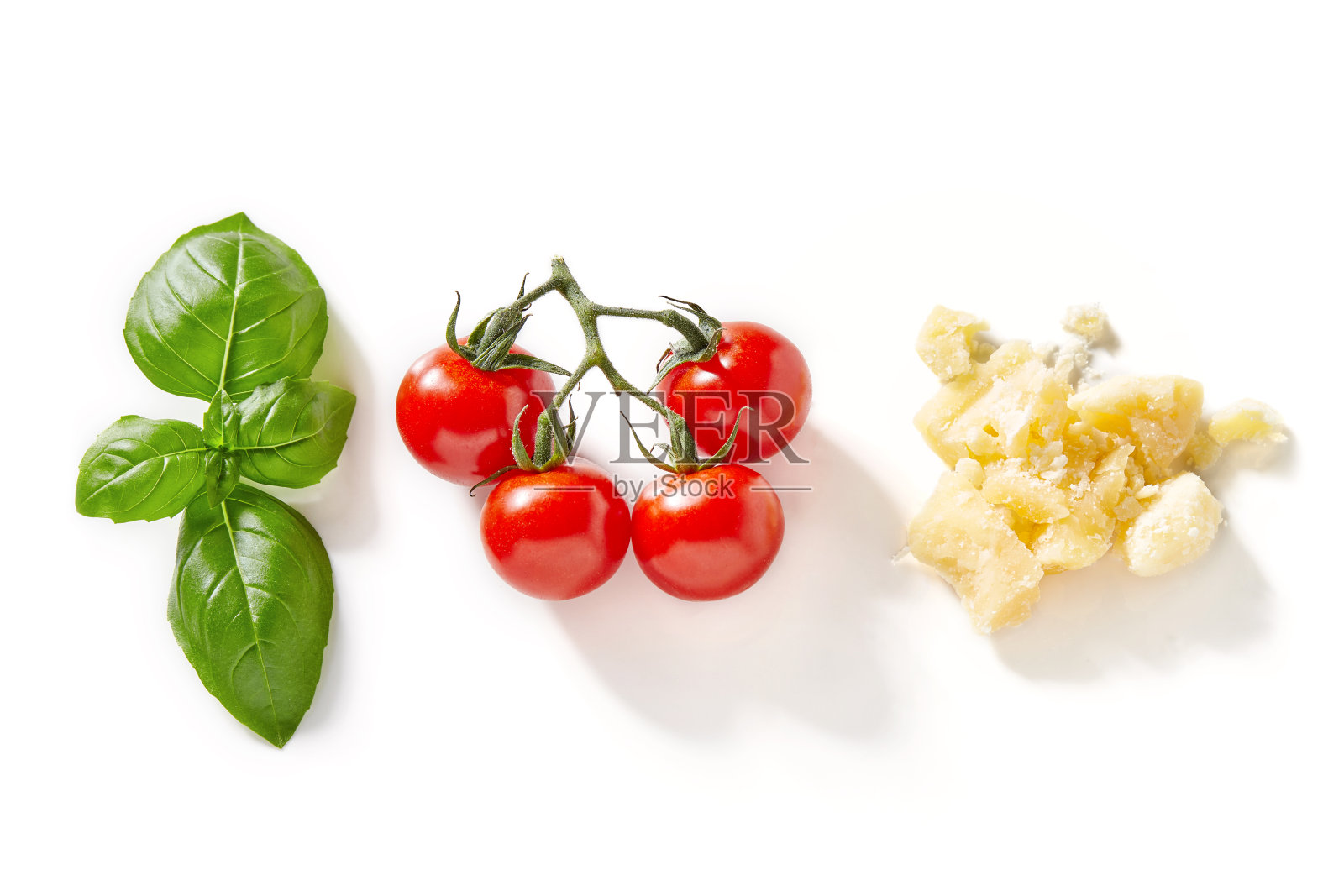 帕玛森奶酪，罗勒和番茄孤立的白照片摄影图片