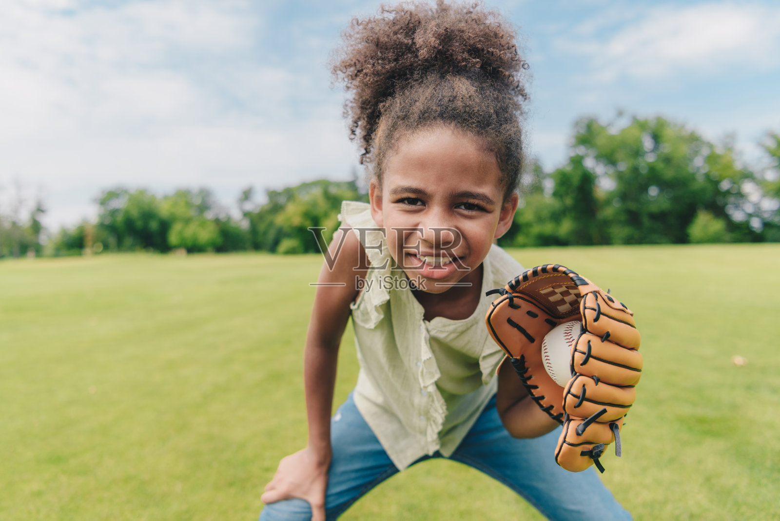 孩子在公园里打棒球照片摄影图片