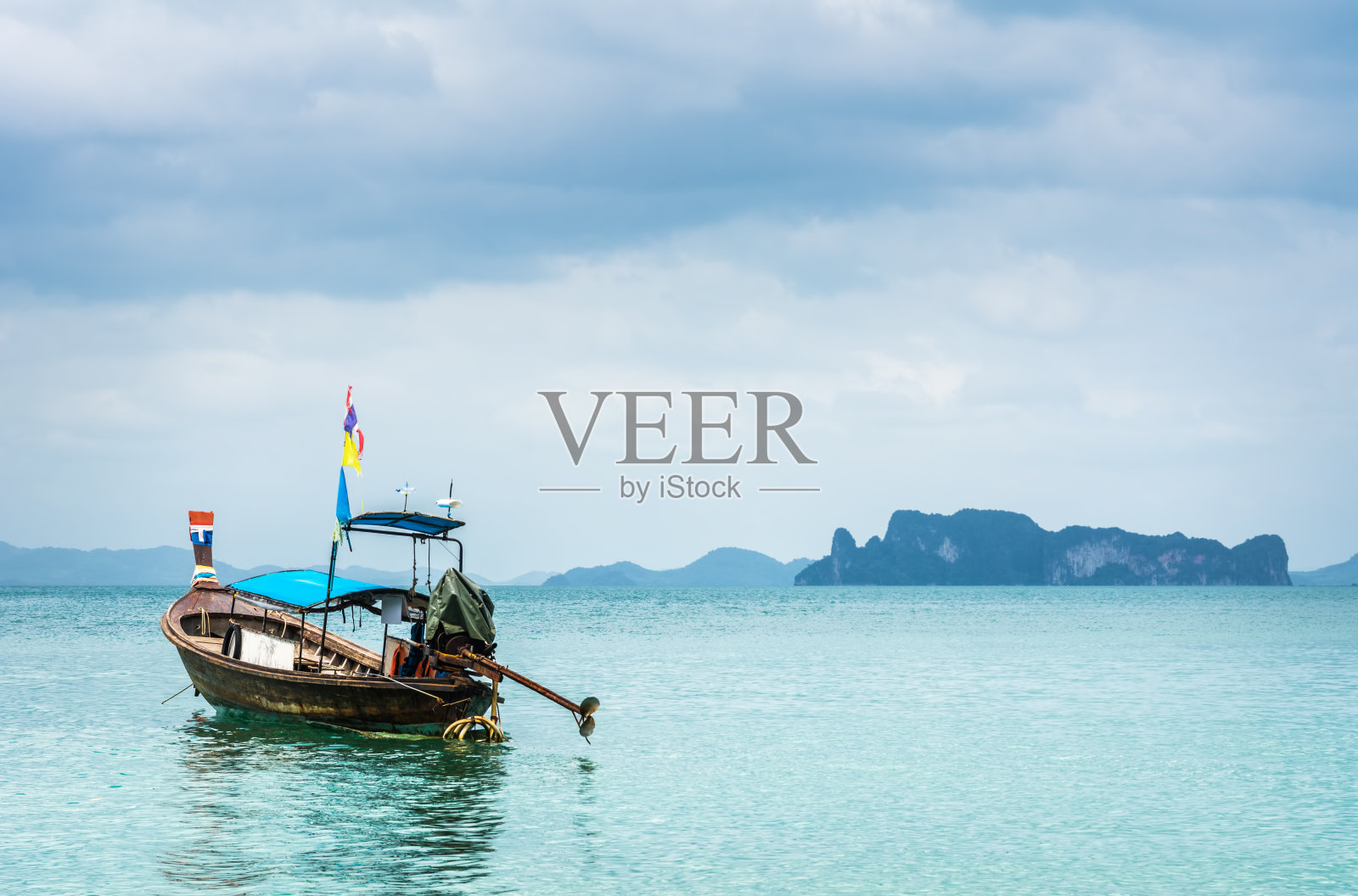 美丽的海滩和传统的泰国长尾船的惊人的观点。地点:泰国甲米，安达曼海。艺术照片。美丽的世界。照片摄影图片