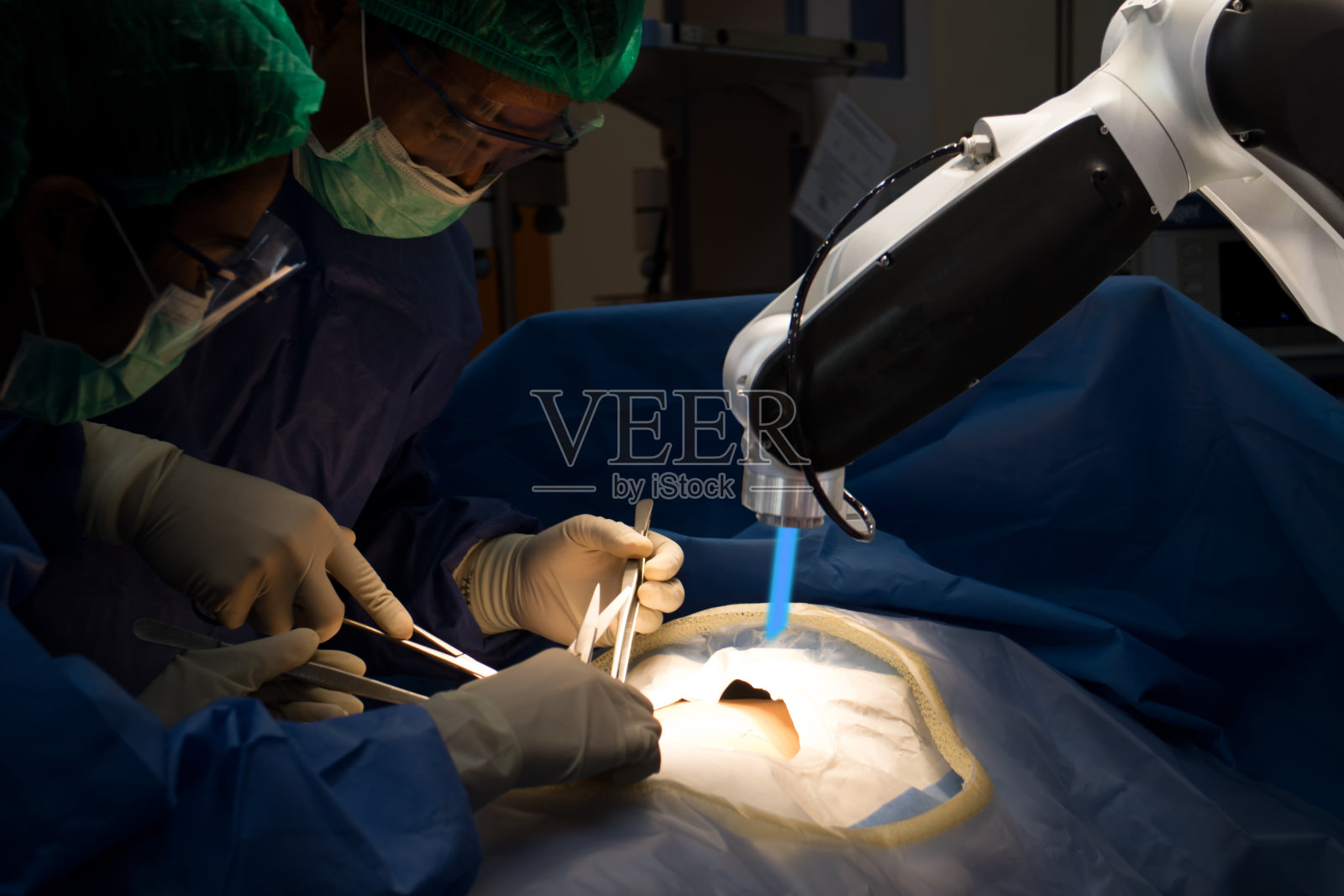 在医院，医生利用机器人手术的优点是精确，微型化，更小的切口，减少失血，更少的疼痛，和更快的愈合时间照片摄影图片