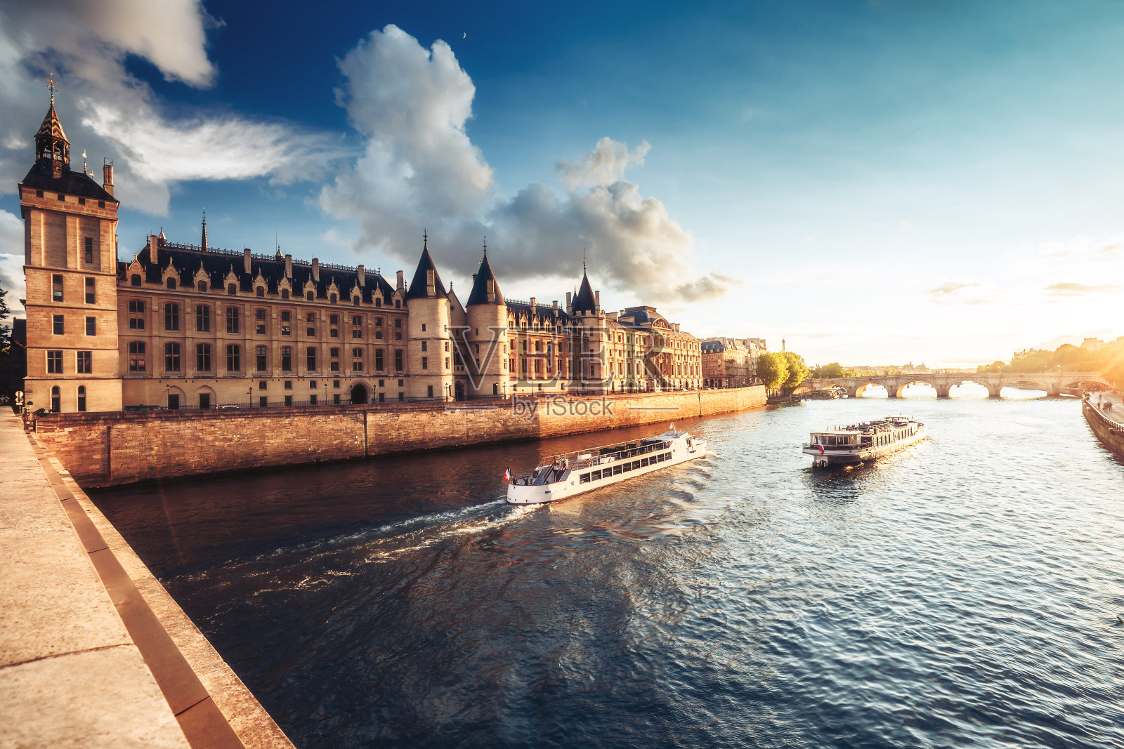 戏剧性的日落在巴黎塞纳河，法国，贡赛杰里和游船。照片摄影图片