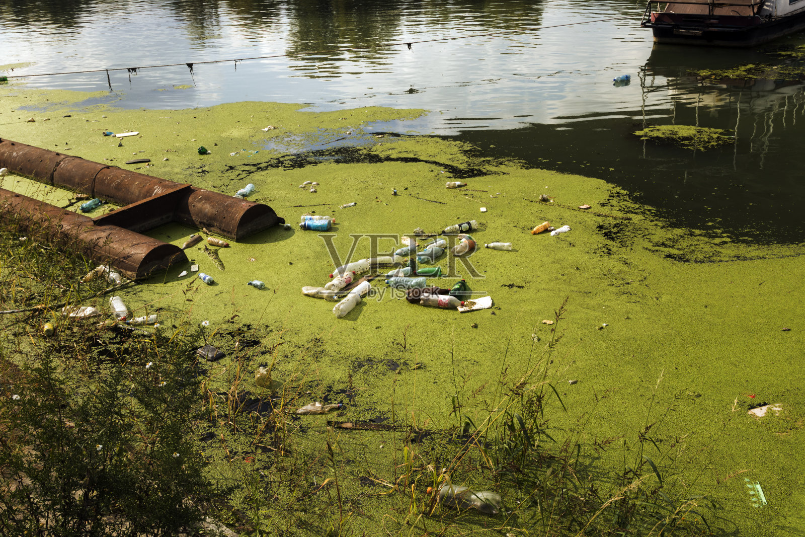 被污染的河流满是各种垃圾照片摄影图片