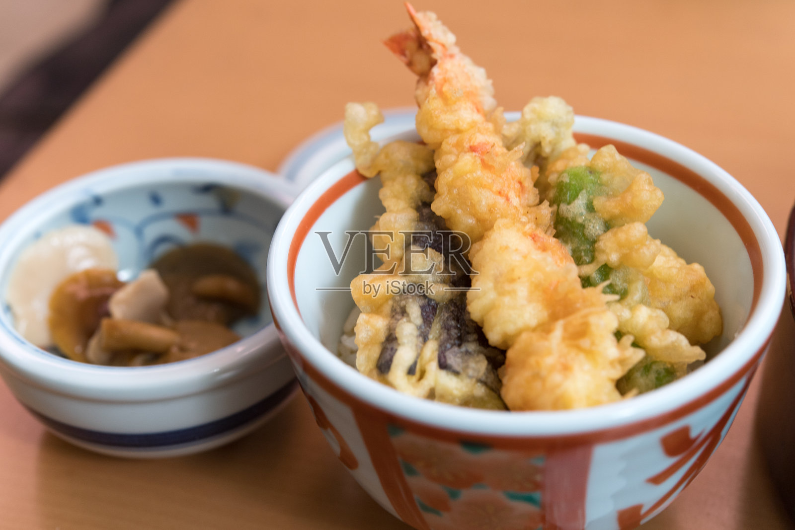 一碗米饭配上炸鱼和蔬菜。照片摄影图片