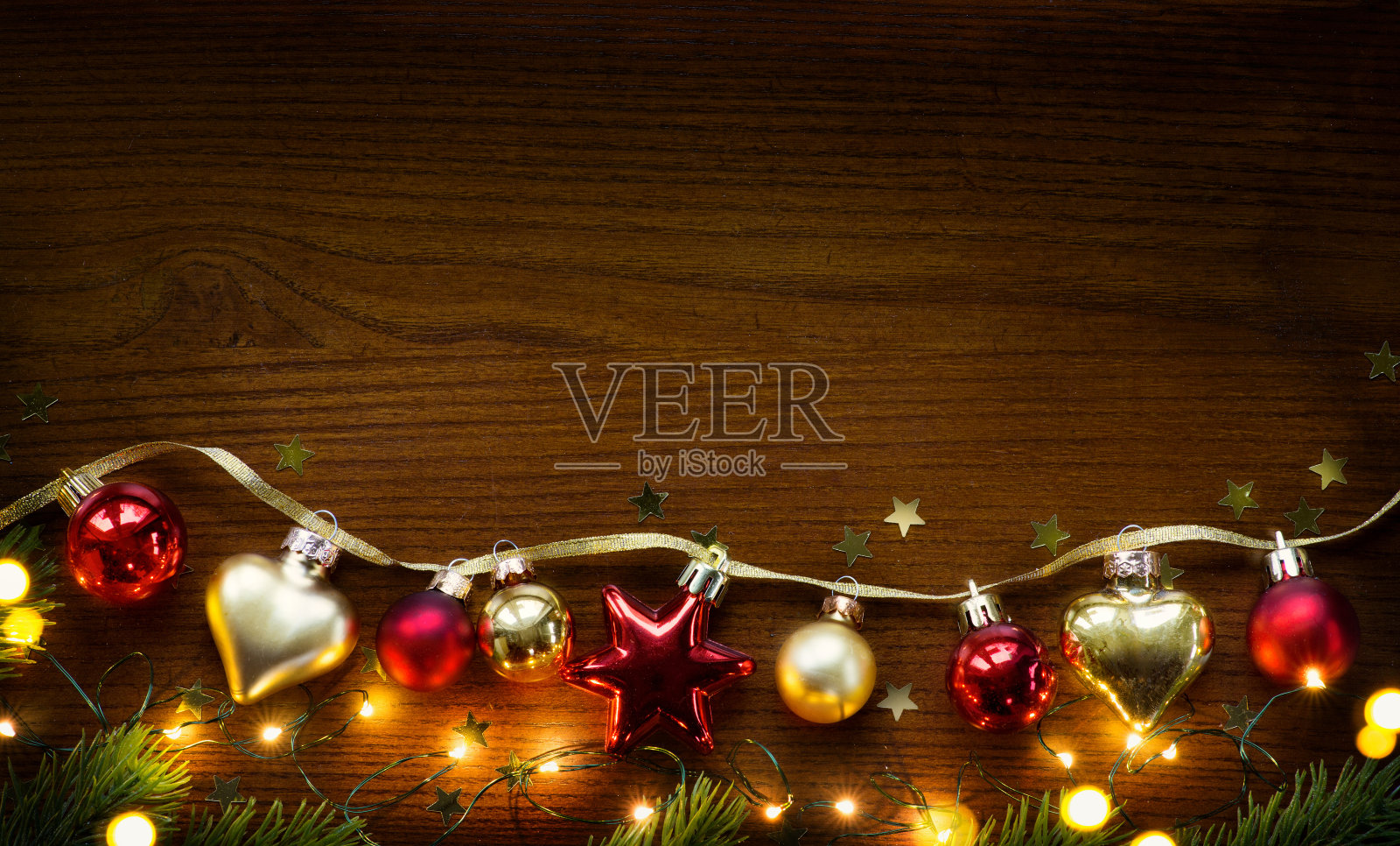 木制背景上的金色圣诞树装饰照片摄影图片
