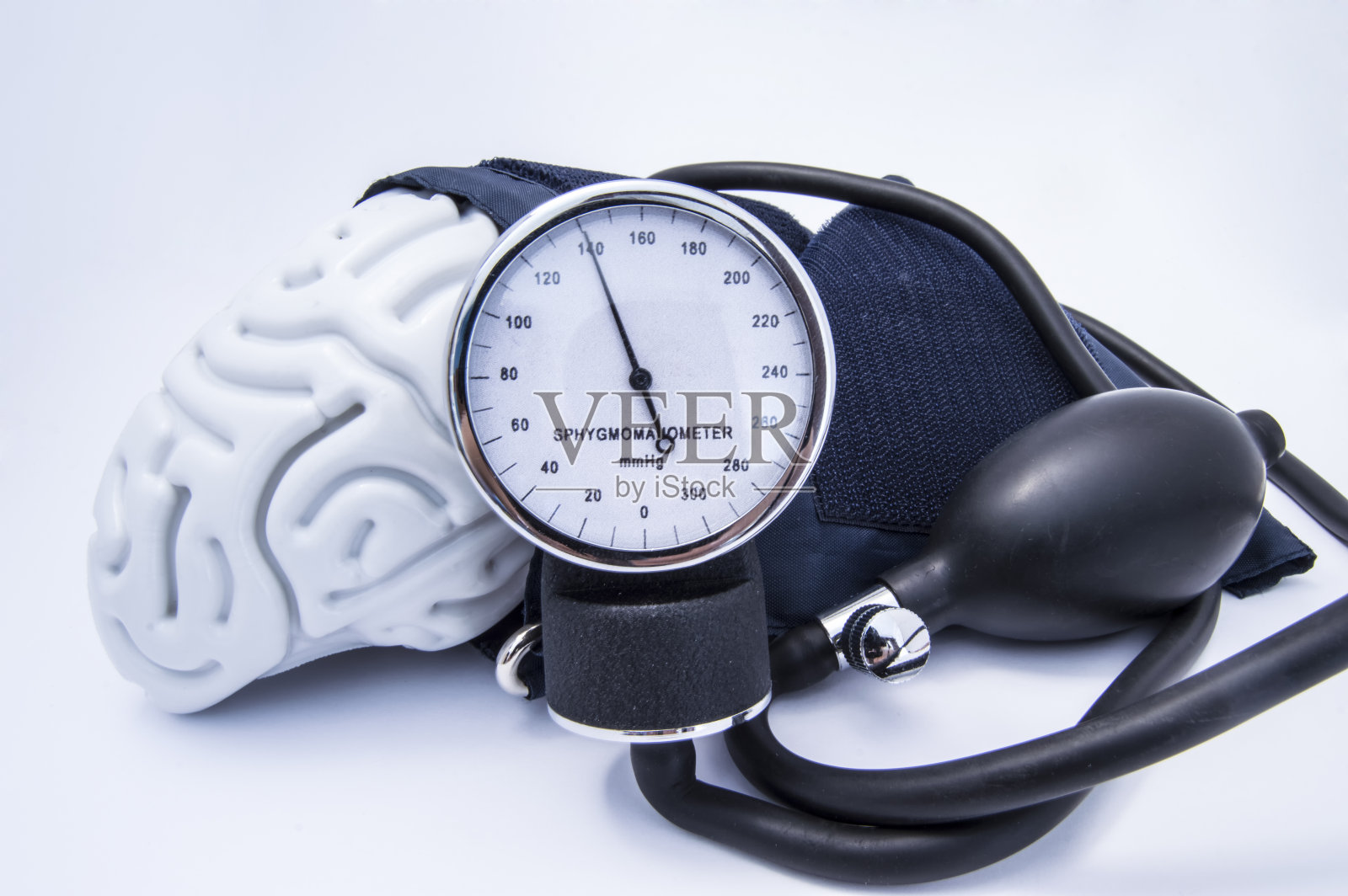 人脑包络血压计袖口的形状与球(梨)和表盘显示高压。概念脑高或颅内压升高(高血压)照片摄影图片