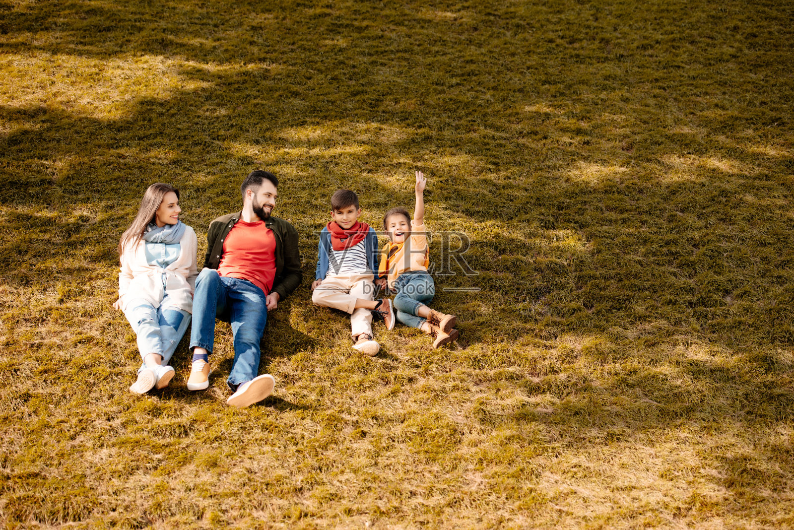 一家人在草坪上休息照片摄影图片