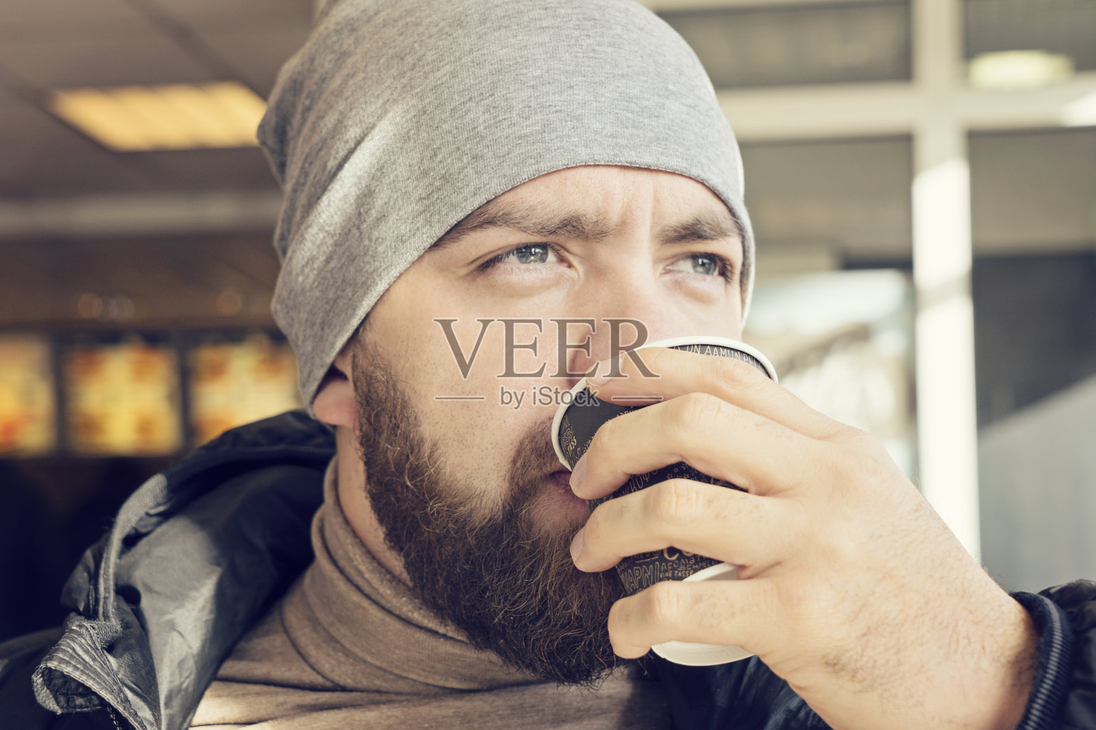 成年大胡子男子喝热咖啡照片摄影图片