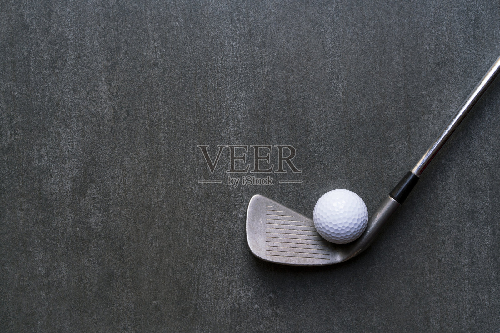 黑色背景上的高尔夫球和高尔夫球杆照片摄影图片