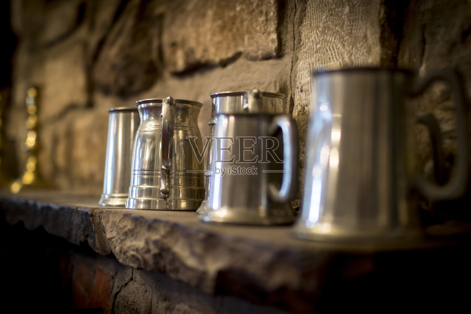 传统的英国酒吧里的传统的锡制大酒杯照片摄影图片
