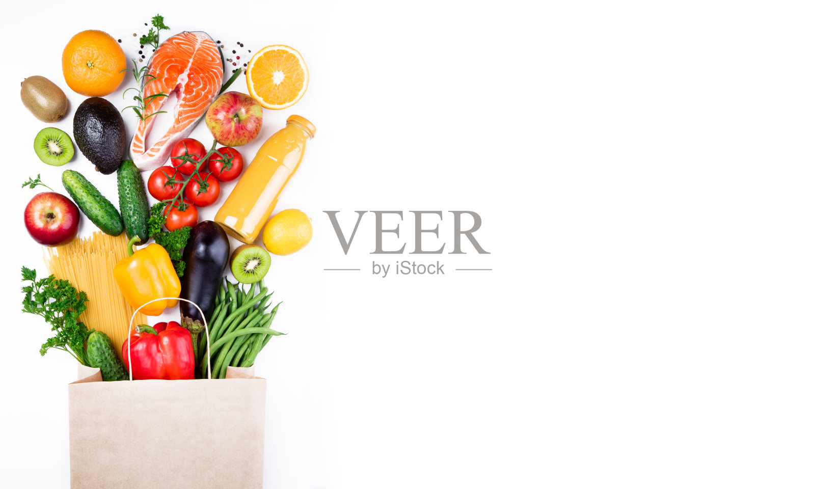 健康食品的背景。健康食品在纸袋鱼，蔬菜和水果上白色。购物食品超市概念。长格式照片摄影图片