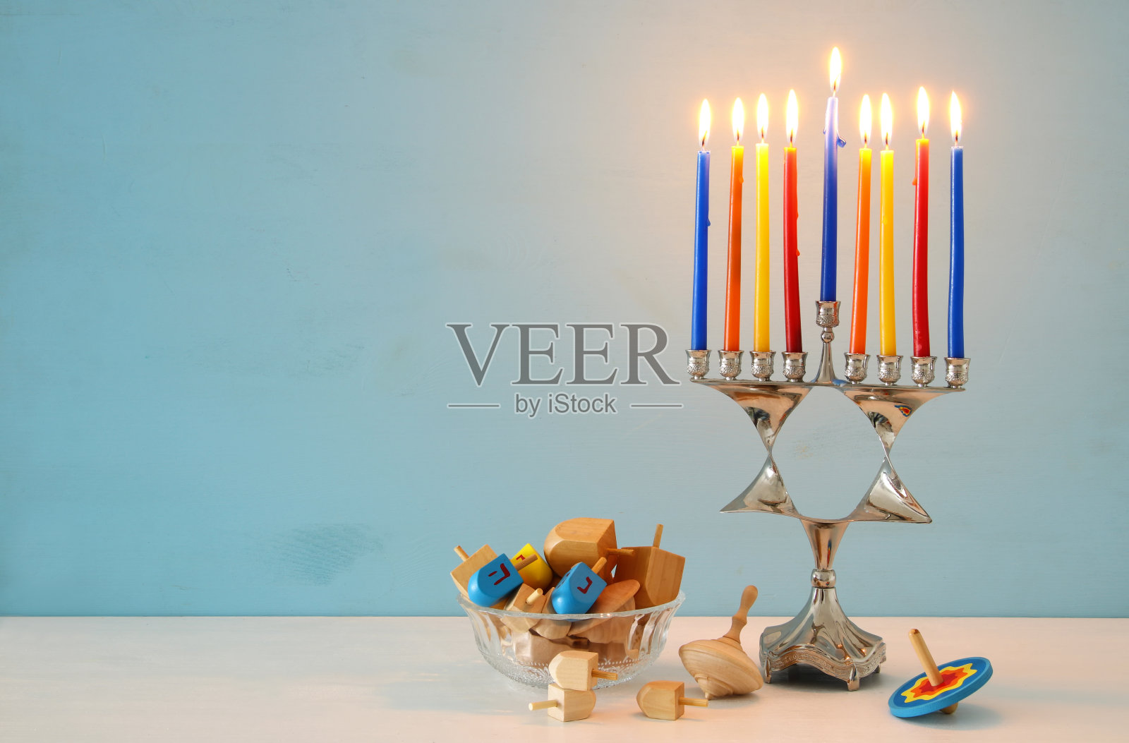 犹太节日光明节的背景与烛台(传统的烛台)和蜡烛。照片摄影图片
