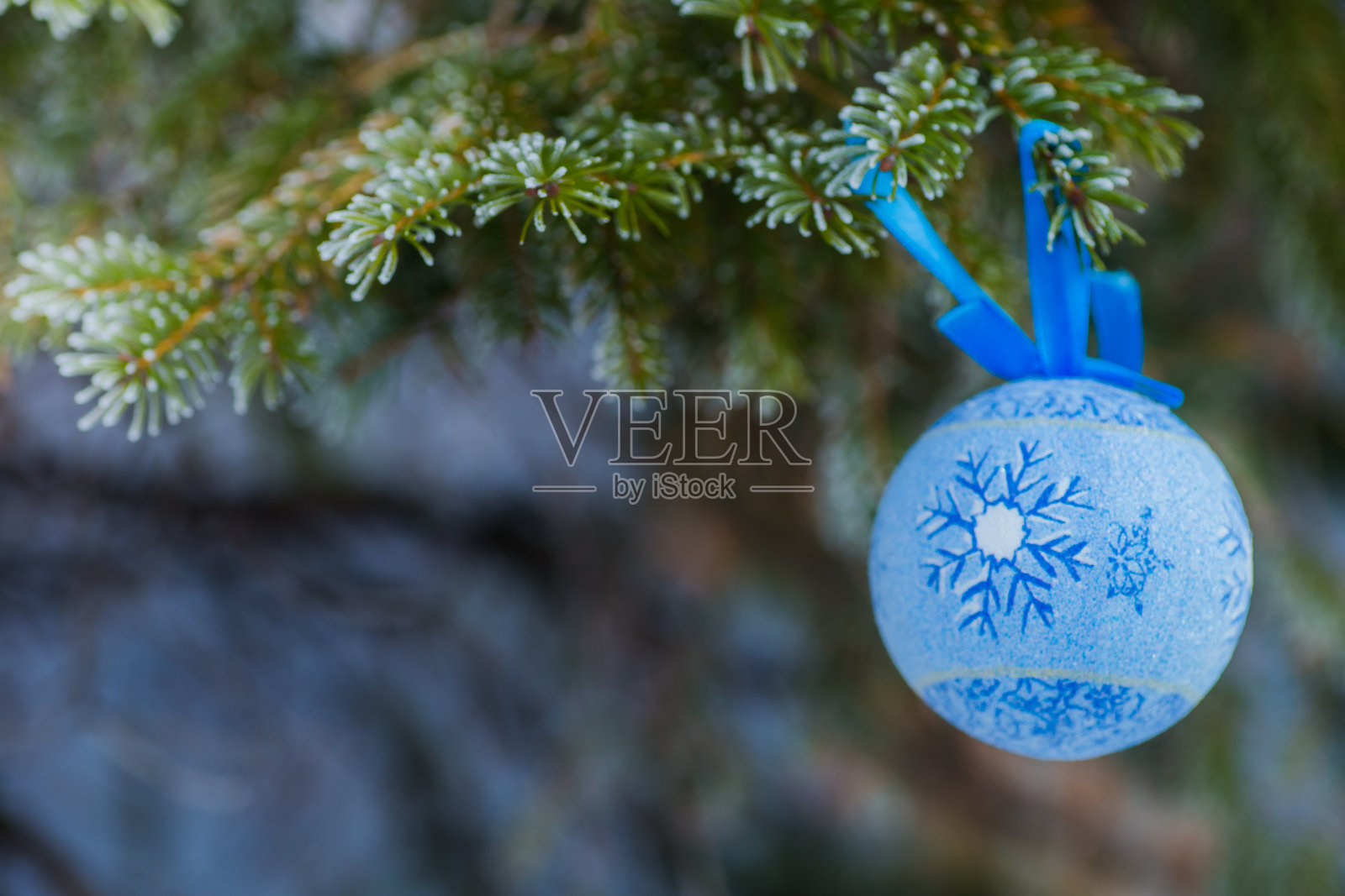 蓝色的毛绒树玩具树枝上的蓝色的冷杉树，绿色的，白色的，科罗拉多州蓝色的云杉，云杉上覆盖着白霜。新年的背景。复制粘贴的地方照片摄影图片