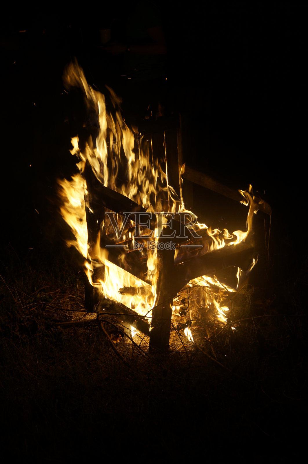 燃烧的椅子照片摄影图片