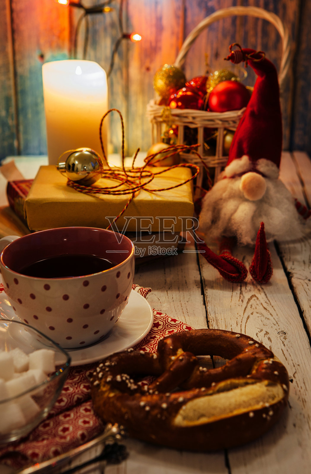 静物与一杯茶和圣诞时间的敬礼照片摄影图片