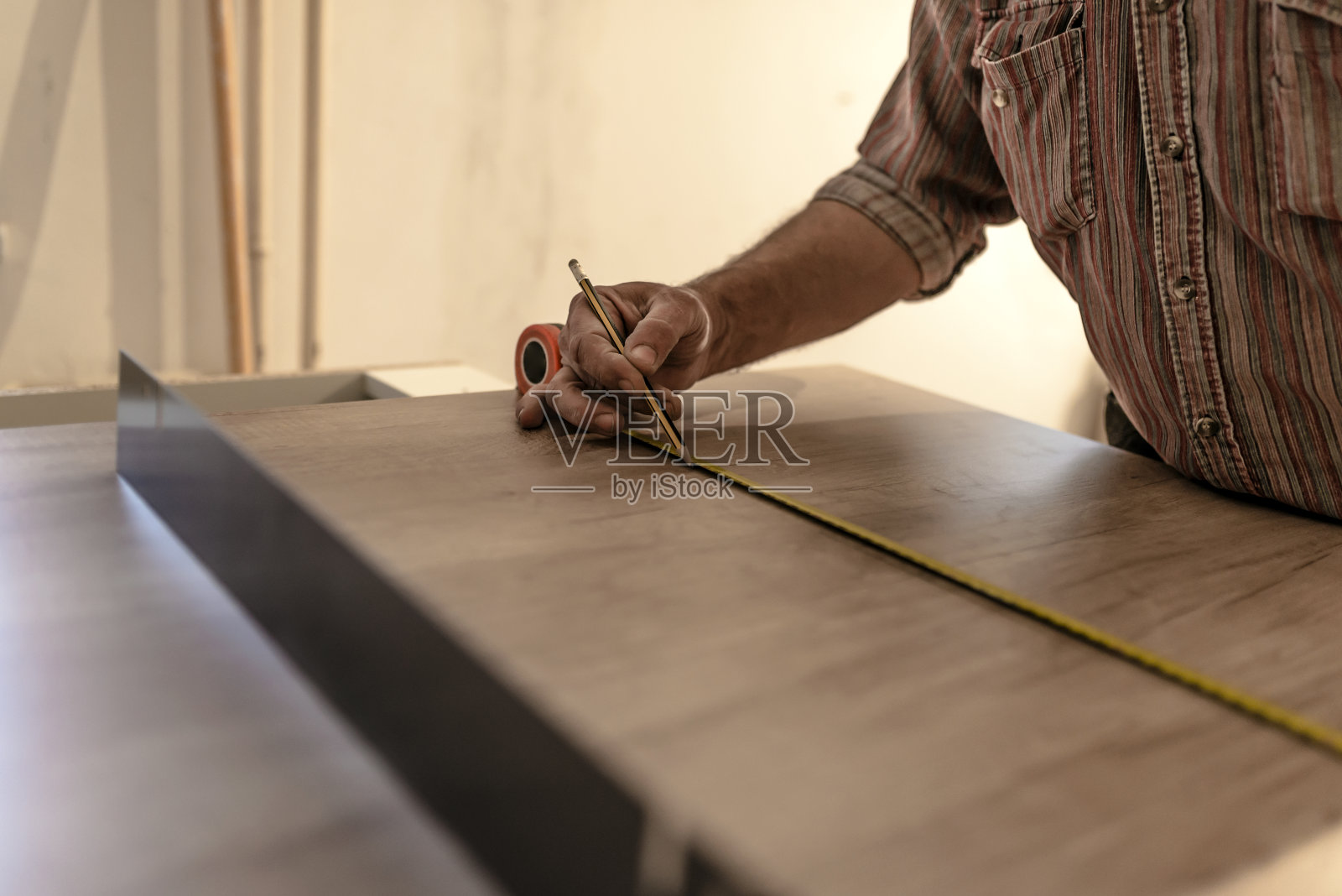 测量木板的木匠照片摄影图片