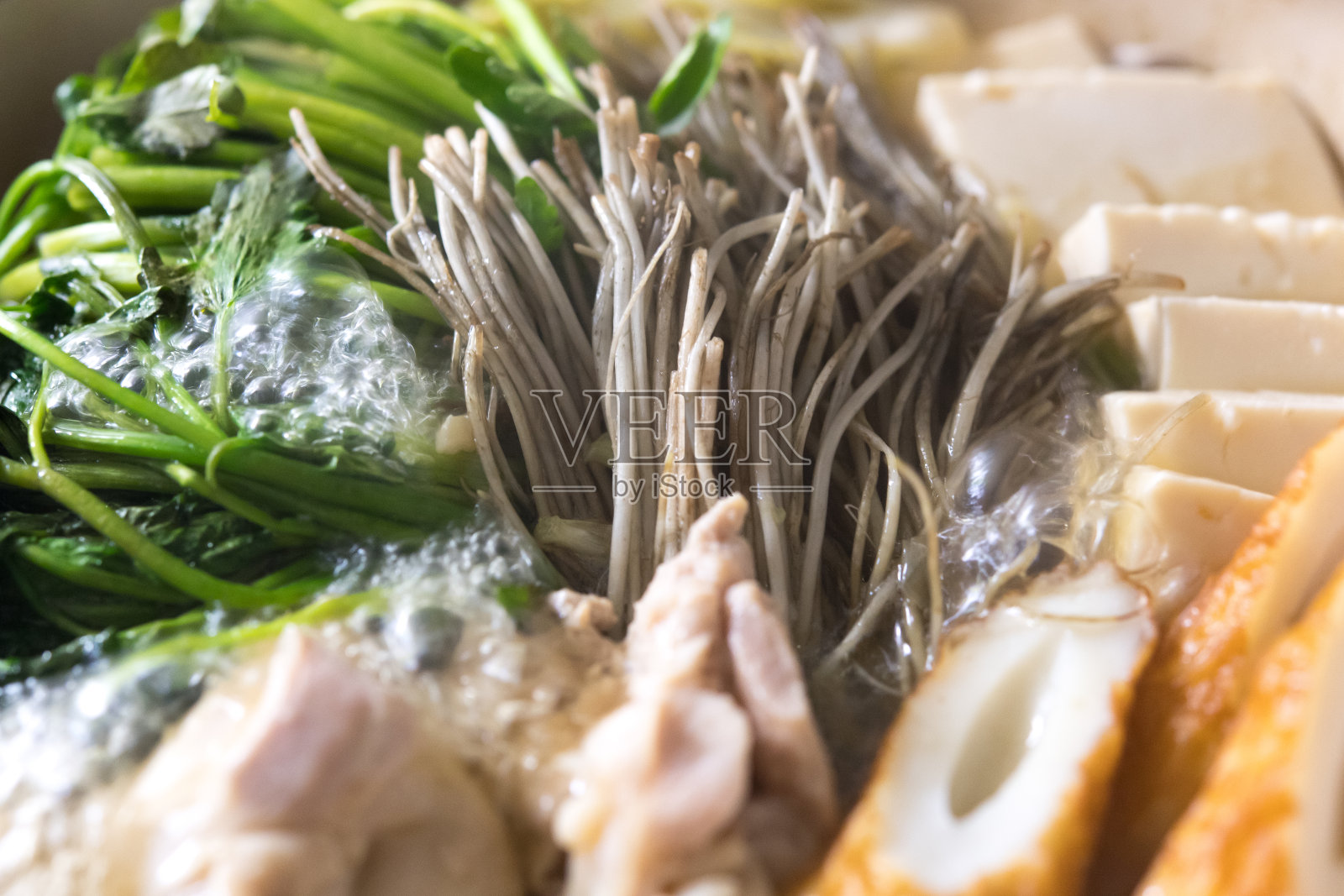 “锅边”是一种日式炖菜。照片摄影图片