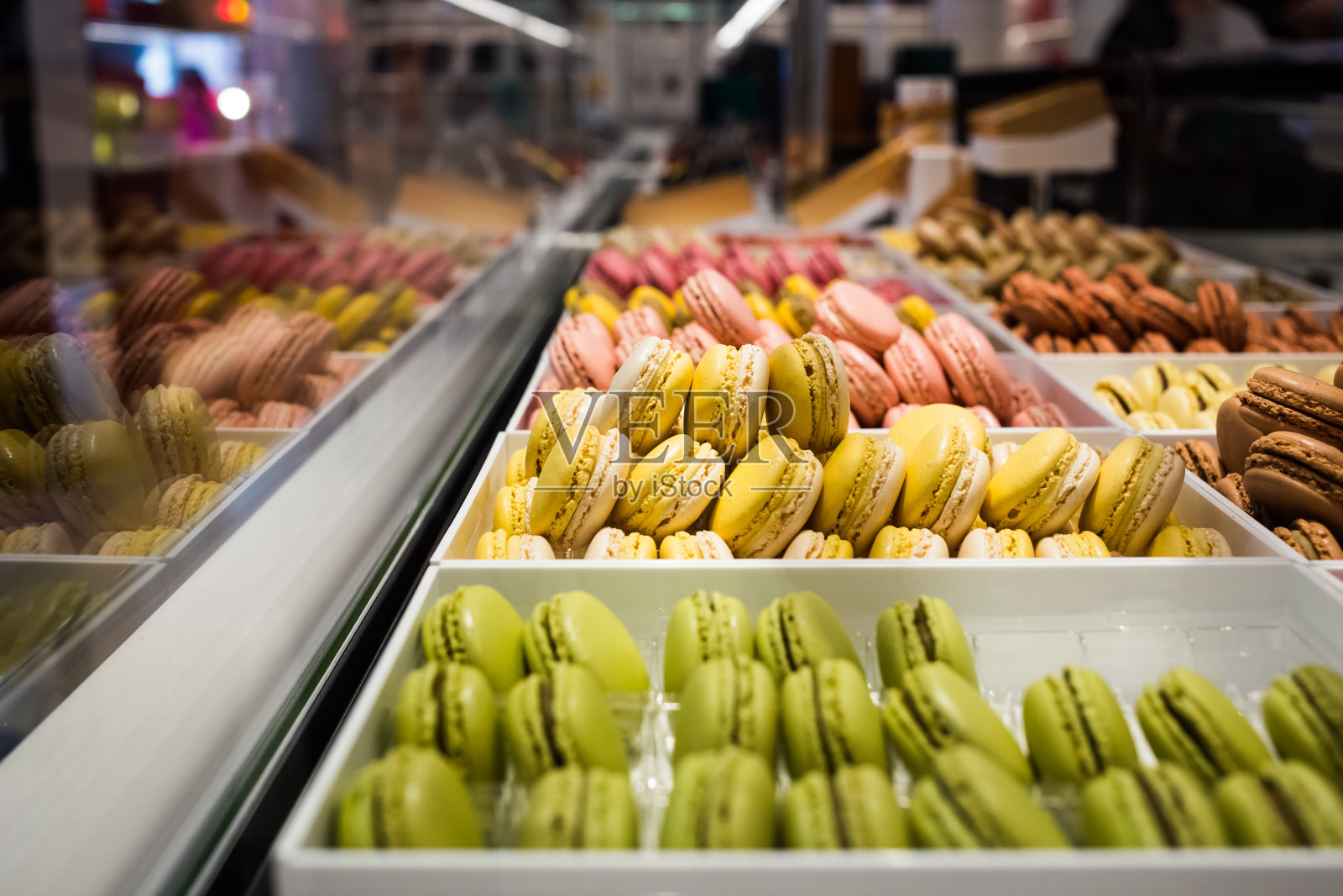 商店里五颜六色的传统法式甜点马卡龙照片摄影图片