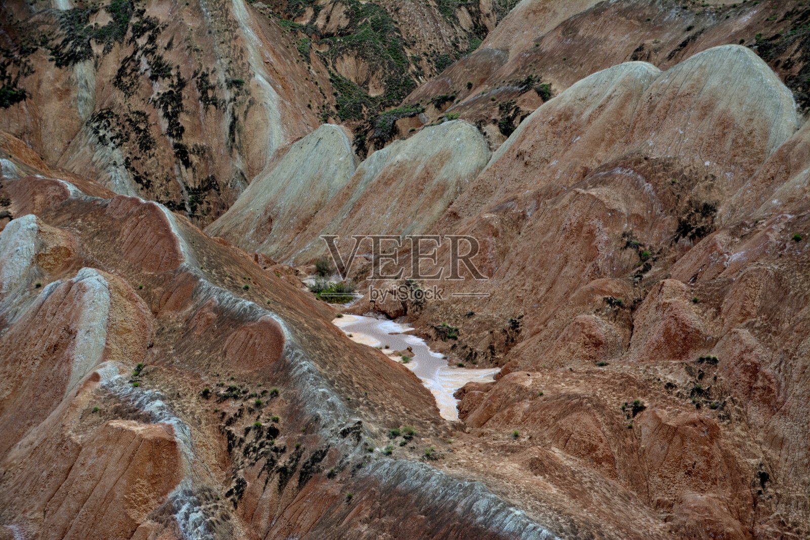 甘肃张掖丹霞地貌地质公园盐结皮照片摄影图片