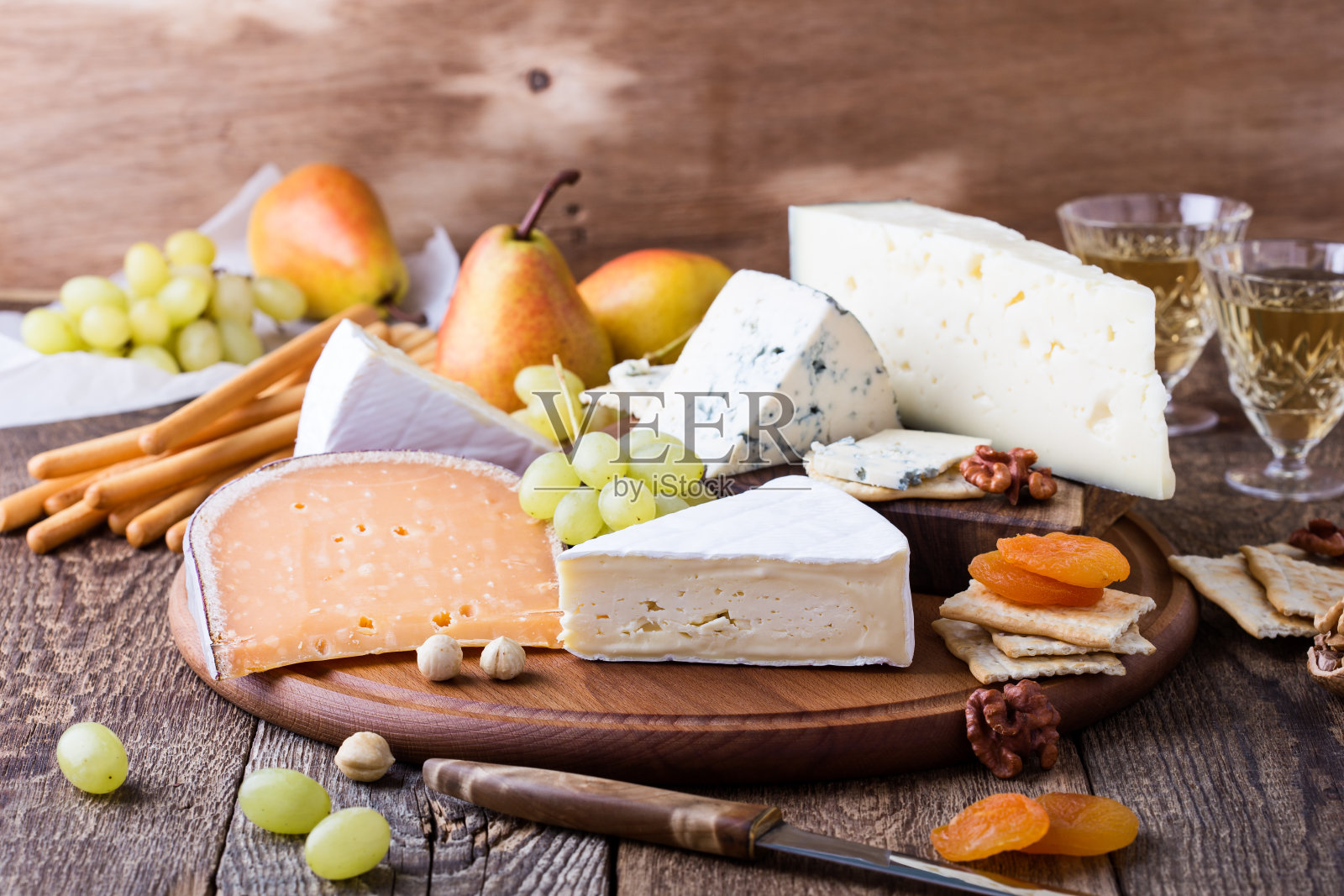 奶酪，水果和葡萄酒放在木砧板上照片摄影图片