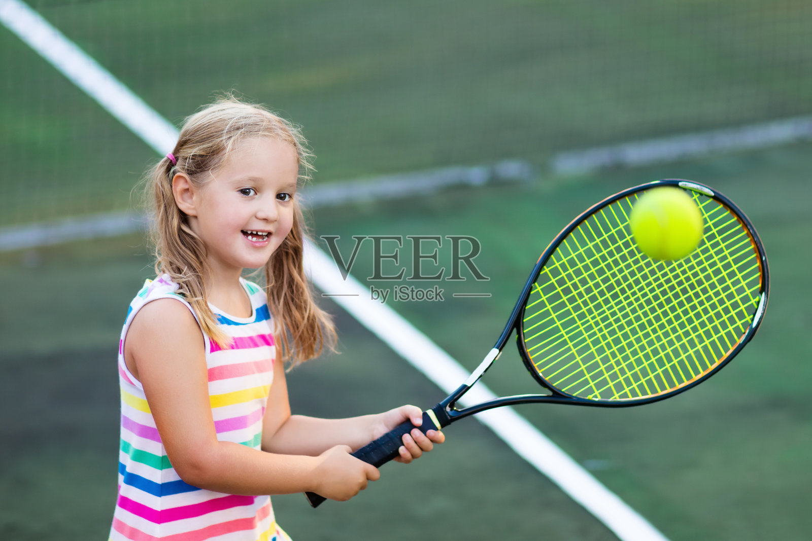 孩子在室外打网球照片摄影图片