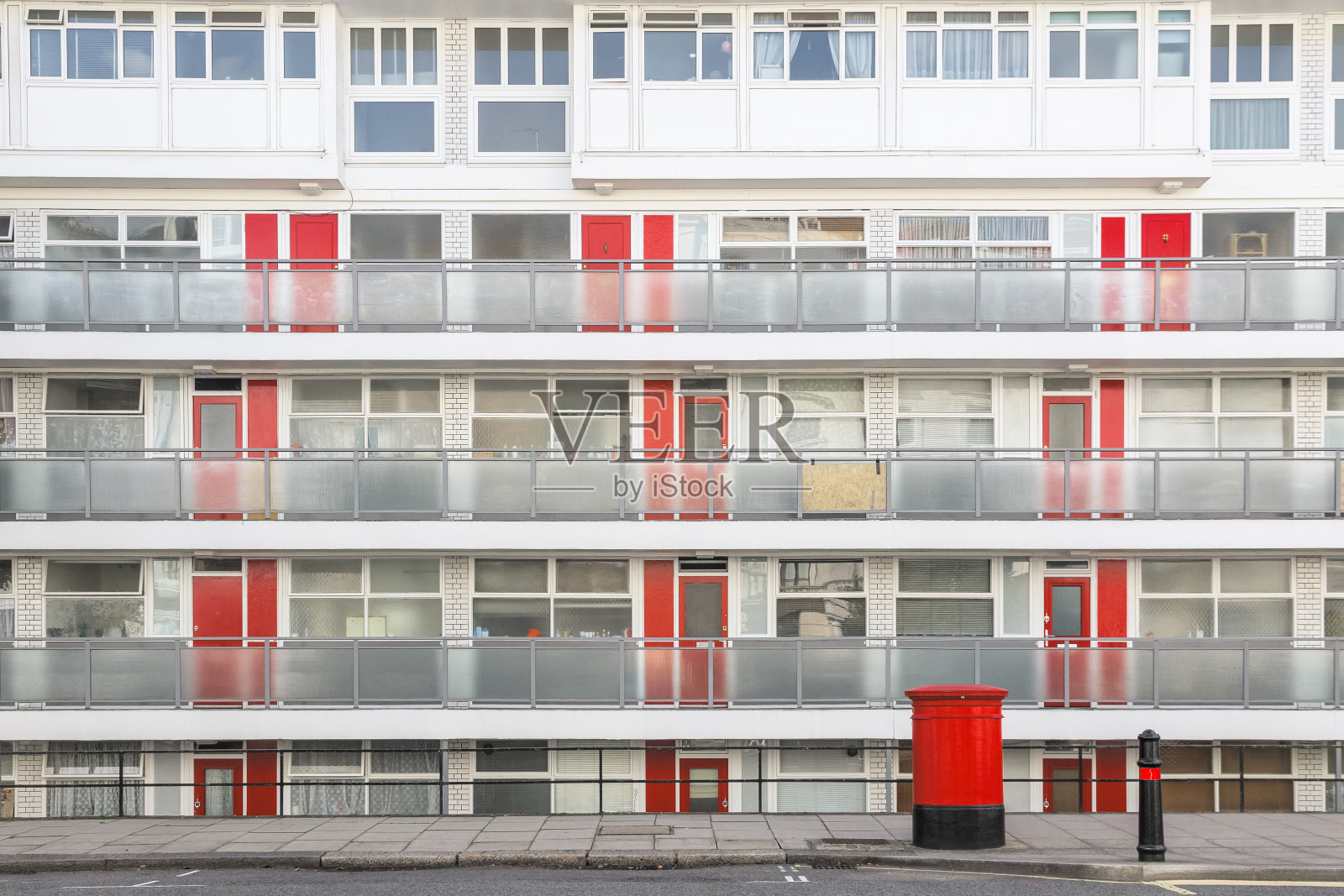 这是伦敦一座市政住宅区的正面照片摄影图片