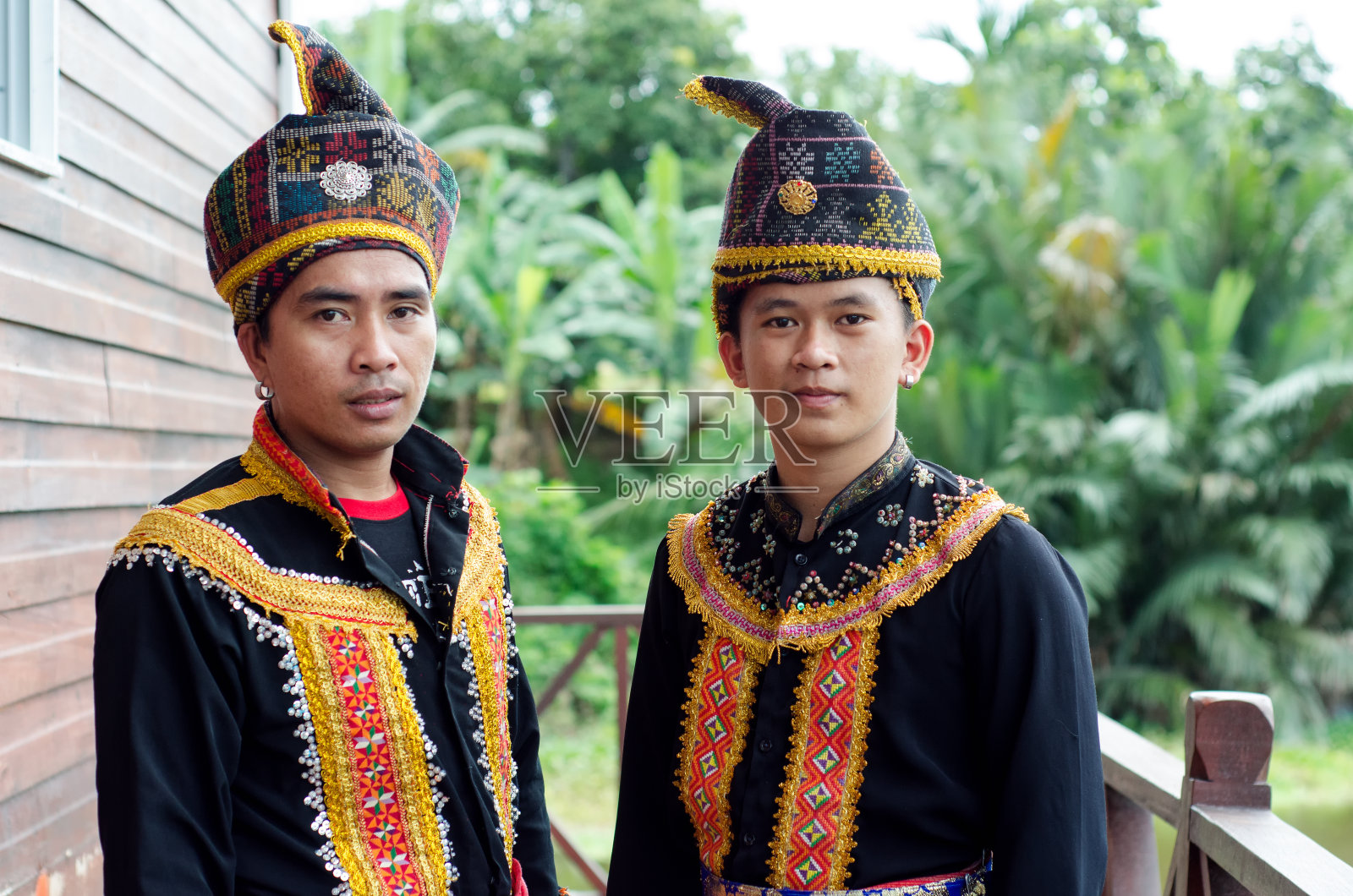 来自沙巴婆罗洲的马来西亚土著男子的传统服装肖像照片摄影图片