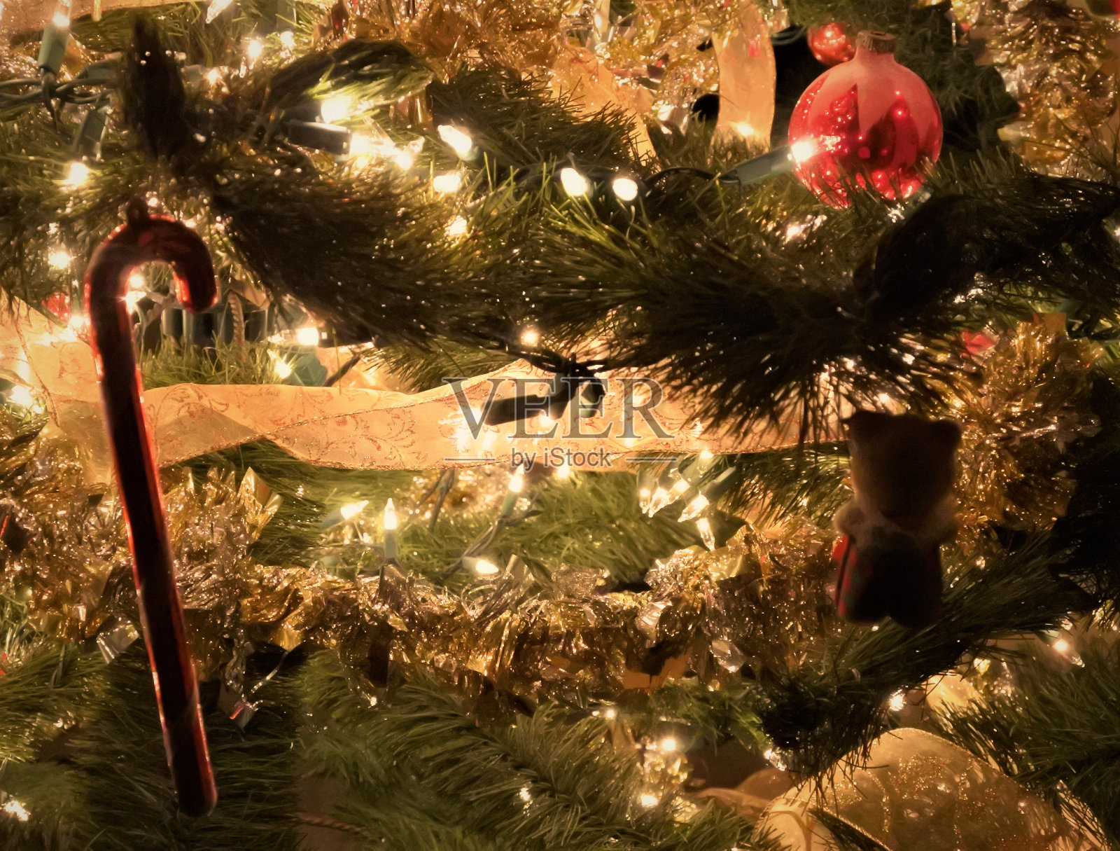 圣诞树灯和装饰品的特写照片摄影图片