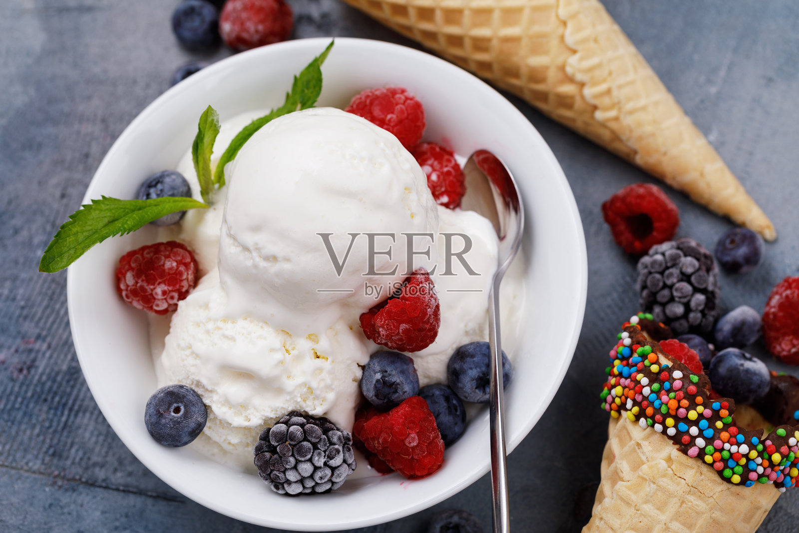 香草冰淇淋与新鲜冷冻浆果，树莓，蓝莓和黑莓照片摄影图片