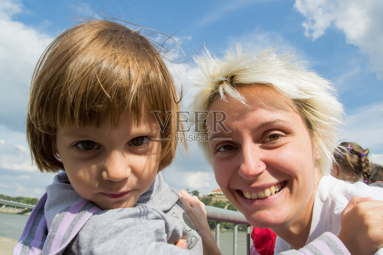 母女俩在彼得瓦拉丁克城堡前照片摄影图片