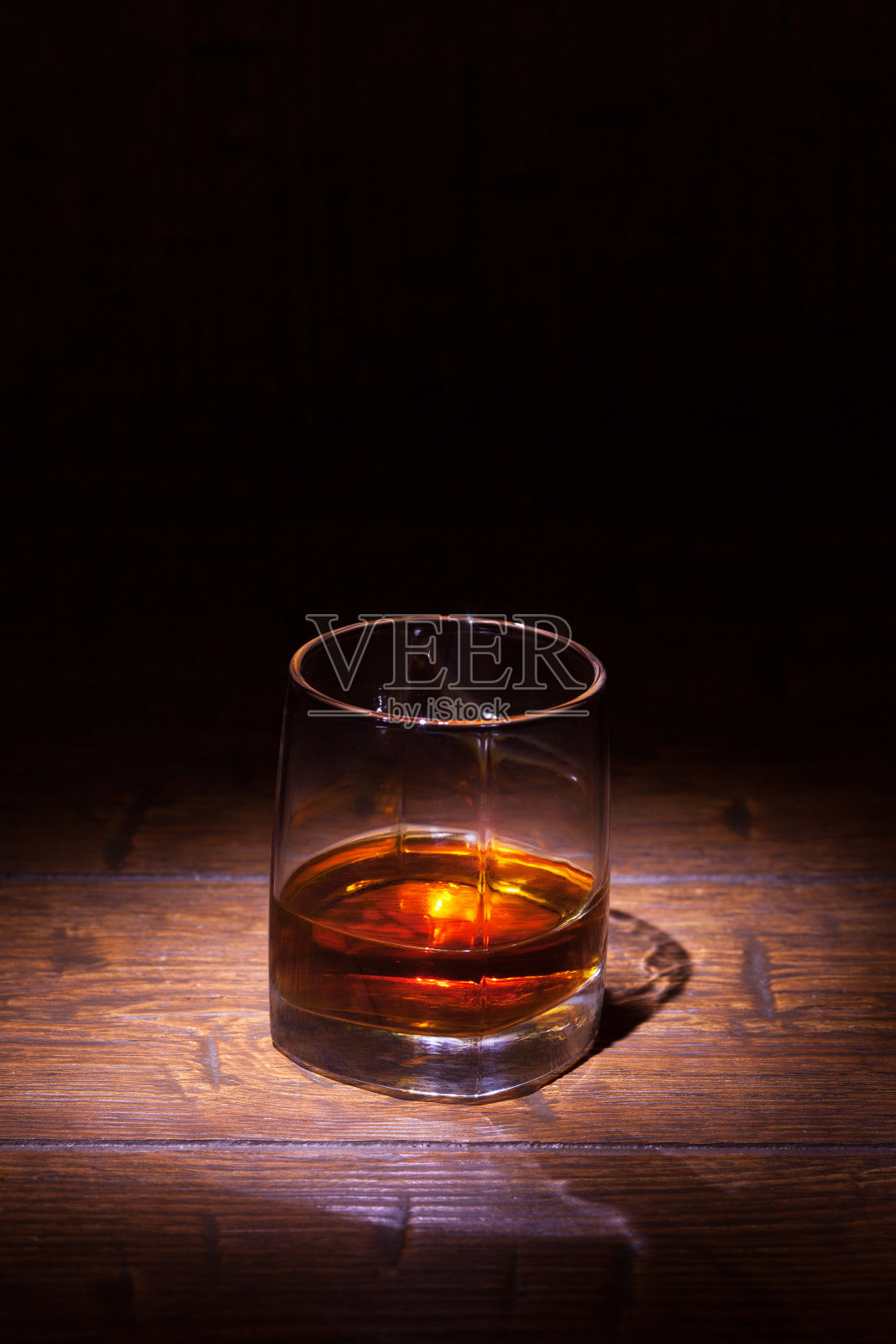 木桌上放着一杯威士忌照片摄影图片