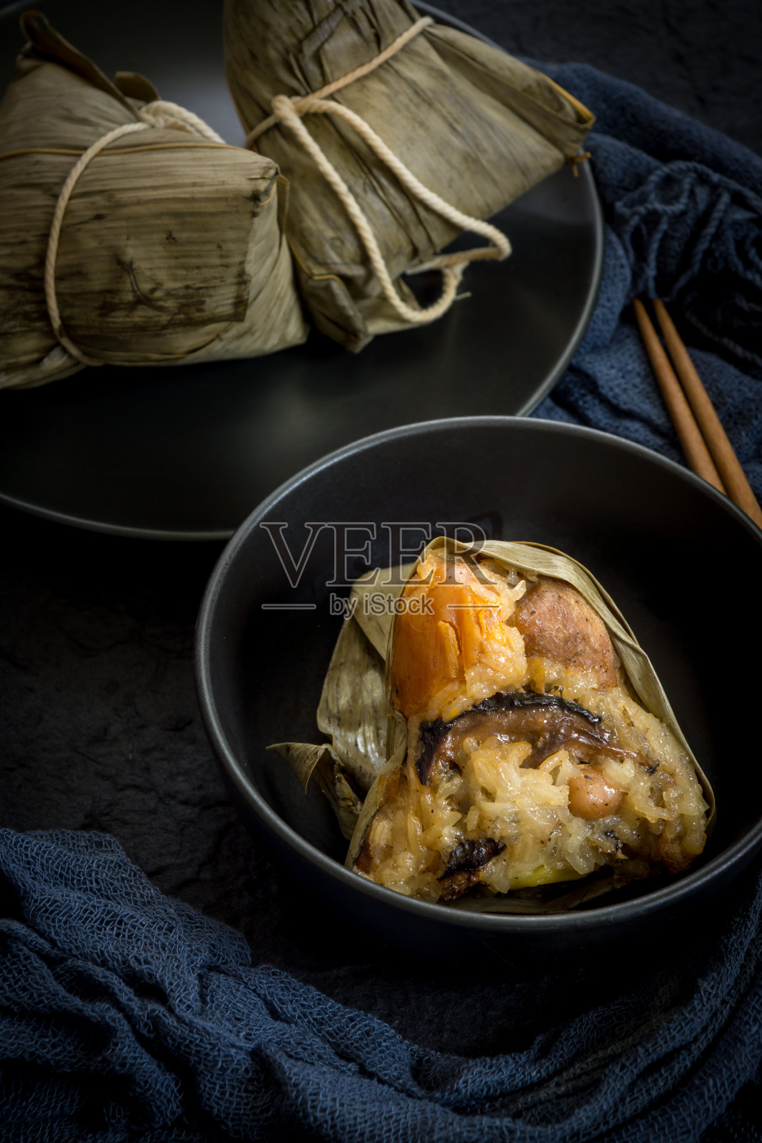 粽子或传统的中国糯米团子照片摄影图片